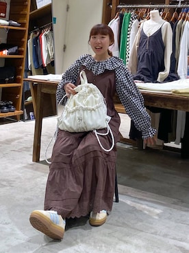 「adidas（アディダス）の【adidas Originals (アディダスオリジナルス)】GAZELLE BOLD（スニーカー、ベージュ系）」を使った、いくみさん（レディース・155cm）の春コーディネート