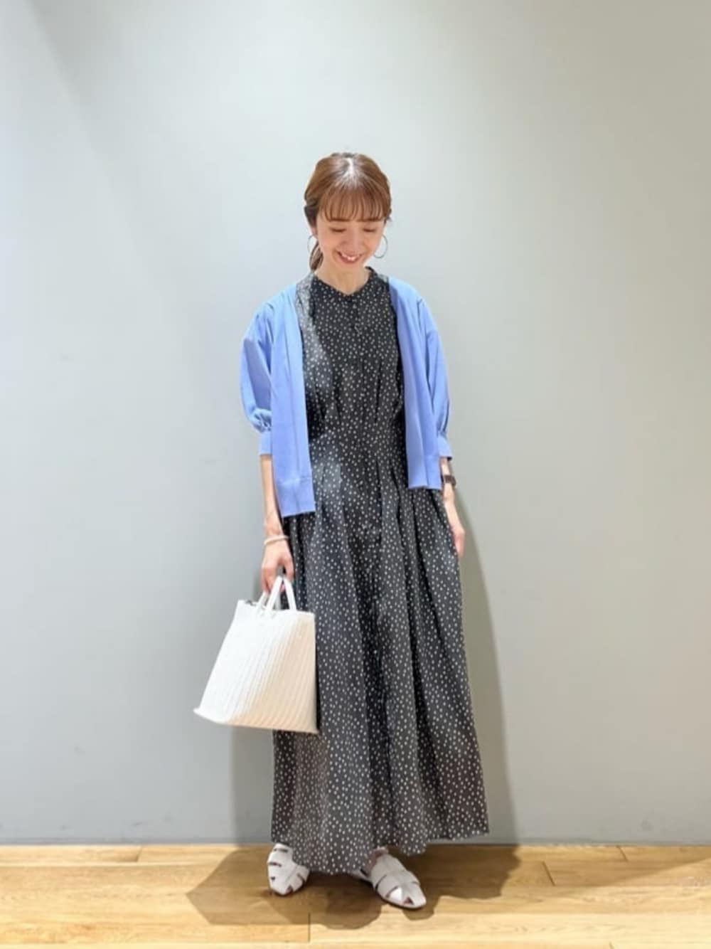 「カーディガン、ワンピース、リラックス、フェミニン、ビジネス、フォーマル、トラベル、骨格ウェーブ、働くグリーンレーベル、サンダル、グルカサンダル、夏服、旅するグリーンレーベル、旅コーデ、夏コーデ」｜「green label relaxingのALL WAYS メッシュ 2WAY バッグ②（ショルダーバッグ、ホワイト系）」を使った、藤田（fujita）さん（レディース・157cm）の夏コーディネートの1枚目の写真