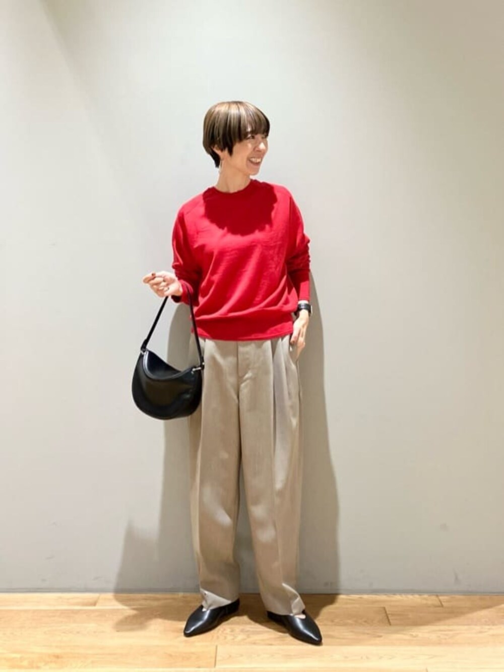 「ベーシック/トラッド、カーディガン、トレンド、リラックススタイル、ビジネススタイル、骨格ウェーブ、秋服、秋コーデ、green label relaxing、通勤コーデ」｜「green label relaxingの2WAY ストラップ フラットシューズ -撥水-（バレエシューズ、ブラック系）」を使った、藤田（fujita）さん（レディース・157cm）の秋コーディネートの1枚目の写真