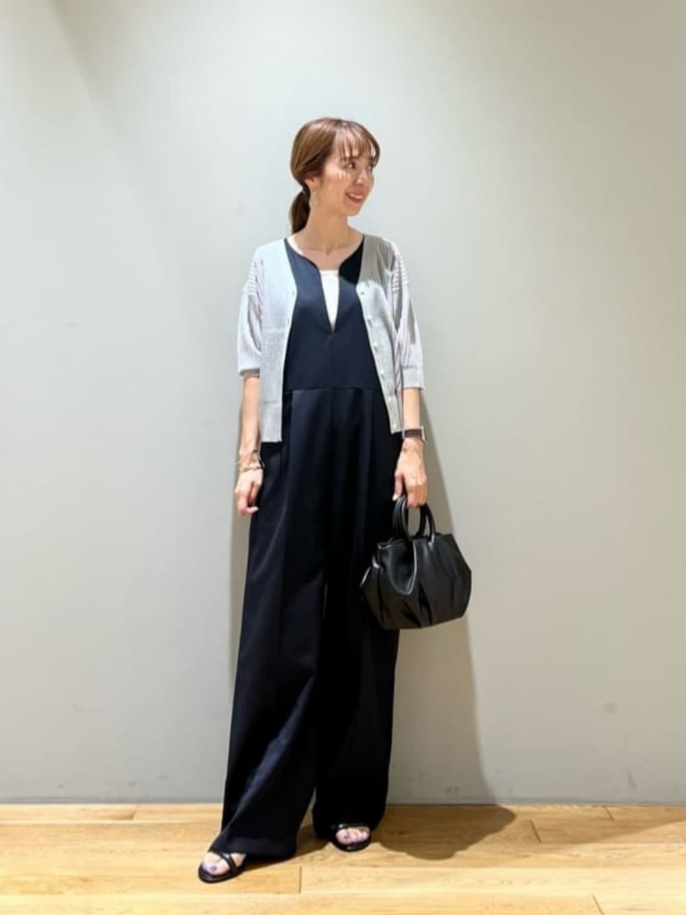 「トレンド、リラックス、フェミニン、ビジネス、骨格ウェーブ、働くグリーンレーベル、サンダル、夏服、夏コーデ、green label relaxing」｜「green label relaxingのチャンキーパテッド サンダル（4.5cmヒール）（サンダル、ブラック系）」を使った、藤田（fujita）さん（レディース・157cm）の夏コーディネートの1枚目の写真