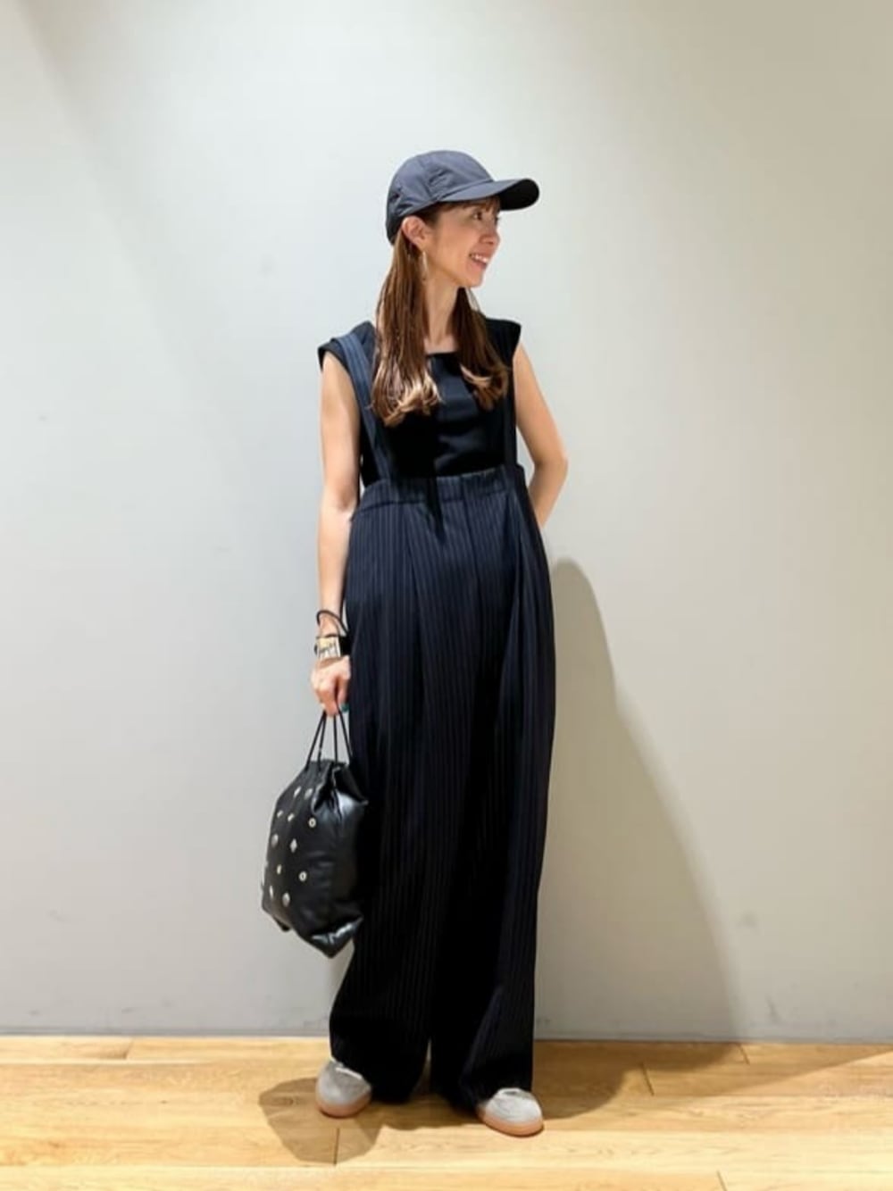 「スニーカー、トレンド、リラックス、トラベル、骨格ウェーブ、サロペット、夏服、旅するグリーンレーベル、旅行、キャップ、夏コーデ、green label relaxing」｜「green label relaxingのコットン ポリエステル キャップ - UVケア -（キャップ、ブラック系）」を使った、藤田（fujita）さん（レディース・157cm）の夏コーディネートの1枚目の写真