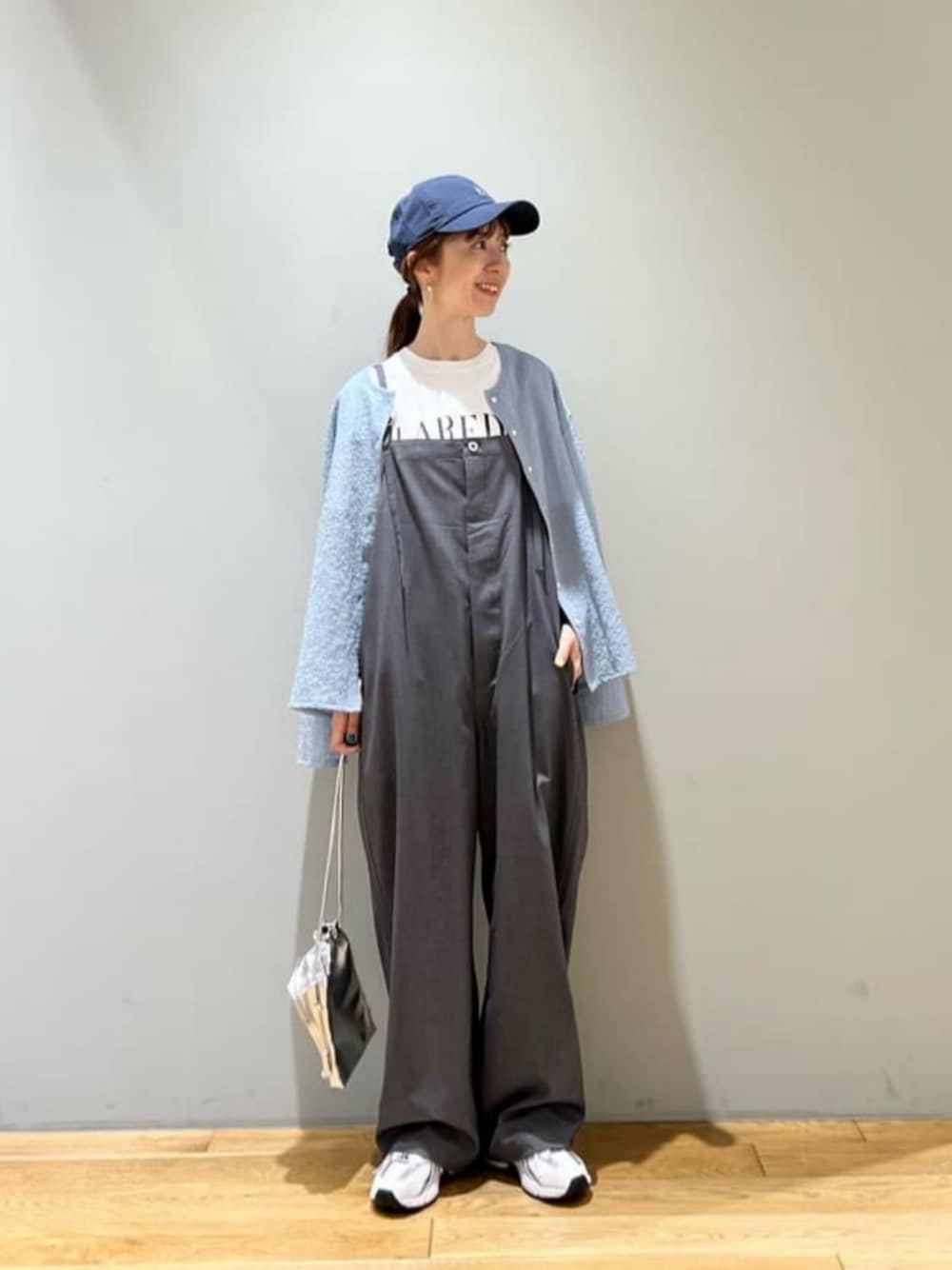 「カーディガン、トレンド、リラックス、アウトドア、トラベル、GLRスタッフが履くNew Balance、骨格ウェーブ、夏服、旅するグリーンレーベル、旅行、夏コーデ、キャップ、秋服、秋コーデ、green label relaxing」｜「green label relaxingのシアー ポコポコ クルーネック カーディガン（カーディガン/ボレロ、ブルー系）」を使った、藤田（fujita）さん（レディース・157cm）の夏コーディネートの1枚目の写真