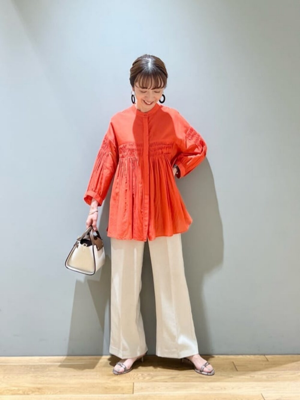 「トレンド、リラックススタイル、トラベル /リゾート、骨格ウェーブ、サンダル、春服、夏服、ブラウス」｜「green label relaxingの［size SHORTあり］INDIA ピンタック ブラウス（シャツ/ブラウス、オレンジ系）」を使った、藤田（fujita）さん（レディース・157cm）の春コーディネートの1枚目の写真