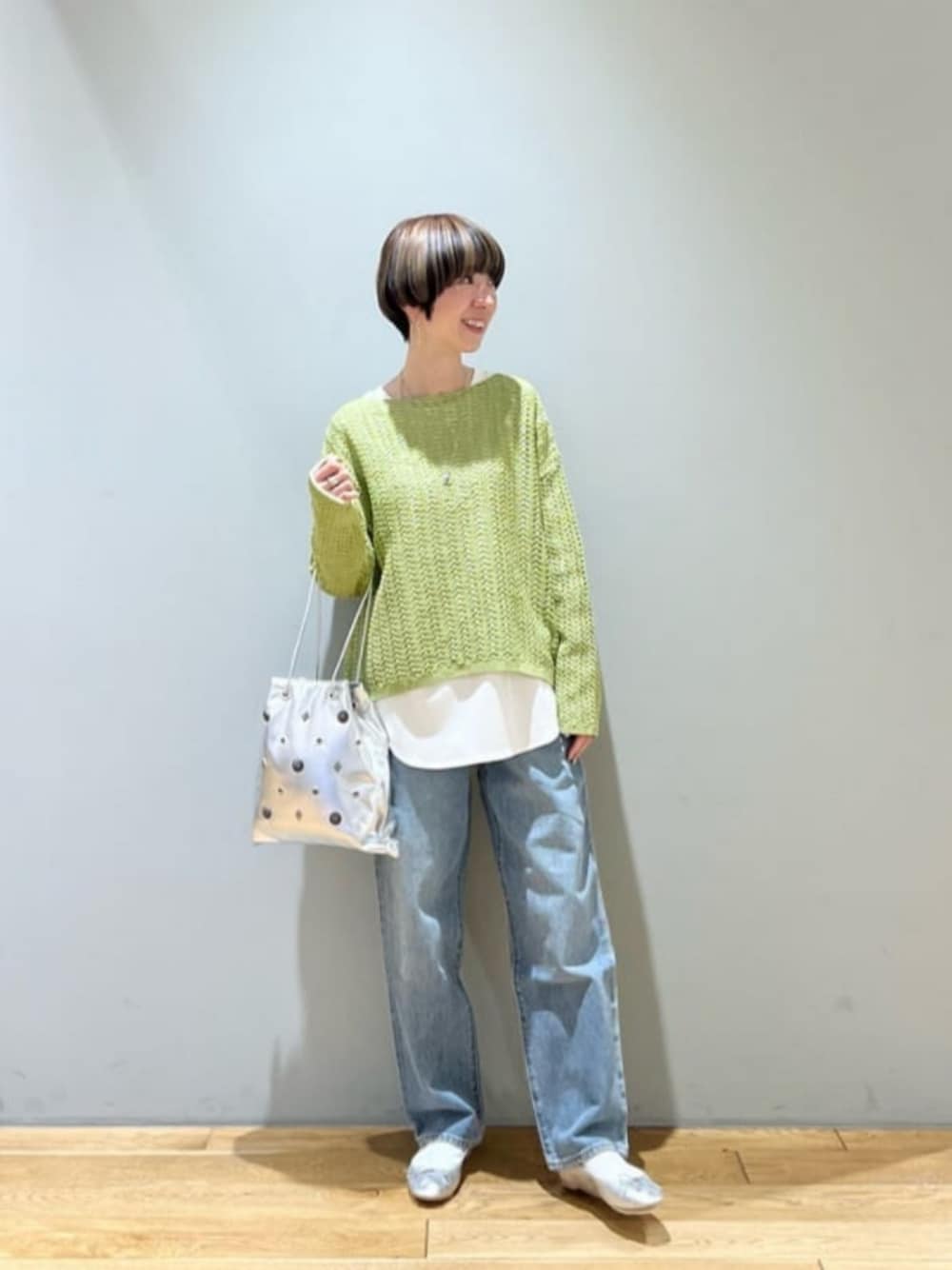 「トレンド、リラックス、トラベル、骨格ウェーブ、別注、春服、春コーデ、春色、旅行、green label relaxing、GLRスタッフが穿くLevi’s」｜「green label relaxingのスネークチェーン＆コイン 3WAY ネックレス（ネックレス、シルバー系）」を使った、藤田（fujita）さん（レディース・157cm）の冬コーディネートの1枚目の写真