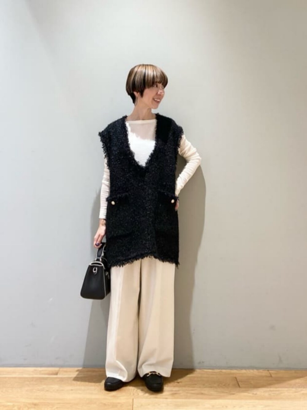 「トレンド、リラックス、フェミニン、ビジネス、フォーマル、骨格ウェーブ、働くグリーンレーベル、ベスト、秋服、冬服、秋コーデ、冬コーデ、キチントボトムス、通勤コーデ、green label relaxing」｜「green label relaxingのツイード ニット ベスト（ベスト、ブラック系）」を使った、藤田（fujita）さん（レディース・157cm）の冬コーディネートの1枚目の写真
