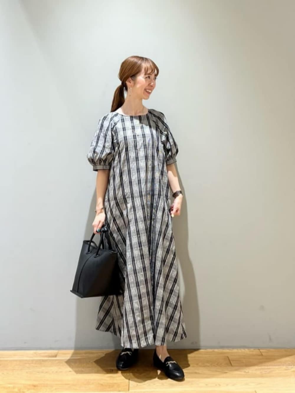 「リラックス、フェミニン、ビジネス、トラベル、骨格ウェーブ、夏服、旅するグリーンレーベル、旅行、働くグリーンレーベル、旅コーデ、セレモニー服、夏コーデ、トートバッグ、ワンピース、green label relaxing」｜「green label relaxingのメタルバー ブレスレット（バングル/リストバンド、シルバー系）」を使った、藤田（fujita）さん（レディース・157cm）の夏コーディネートの1枚目の写真
