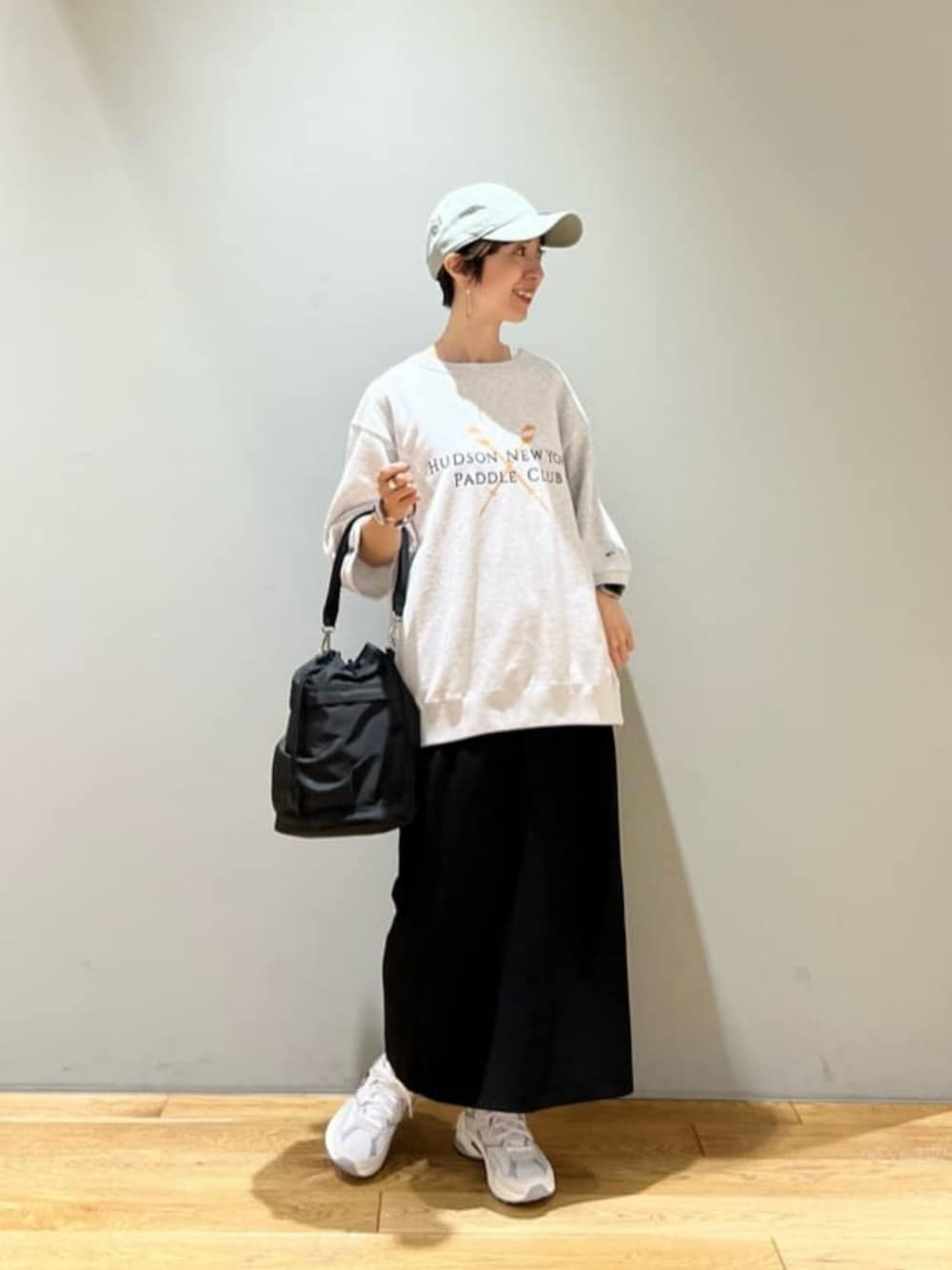 「トレンド、リラックス、アウトドア、トラベル、骨格ウェーブ、旅するグリーンレーベル、スカート、キャップ、リゾート、旅行、旅コーデ、秋服、秋コーデ、green label relaxing」｜「Russell Athleticの【別注】＜RUSSELL ATHLETIC＞ショートスリーブ スウェット（Tシャツ/カットソー、グレー系）」を使った、藤田（fujita）さん（レディース・157cm）の秋コーディネートの1枚目の写真