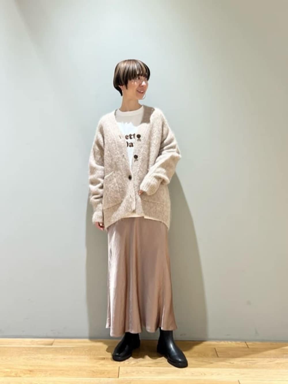 「カーディガン、トレンド、リラックススタイル、フェミニン、ニット、骨格ウェーブ、冬服、ブーツ、スカート、旅行、ショートブーツ、冬コーデ、カジュアル、すっきりアルパカーデ」｜「green label relaxingのスクエア サイドゴア ブーツ- 晴雨兼用 -（ブーツ、ブラック系）」を使った、藤田（fujita）さん（レディース・157cm）の冬コーディネートの1枚目の写真