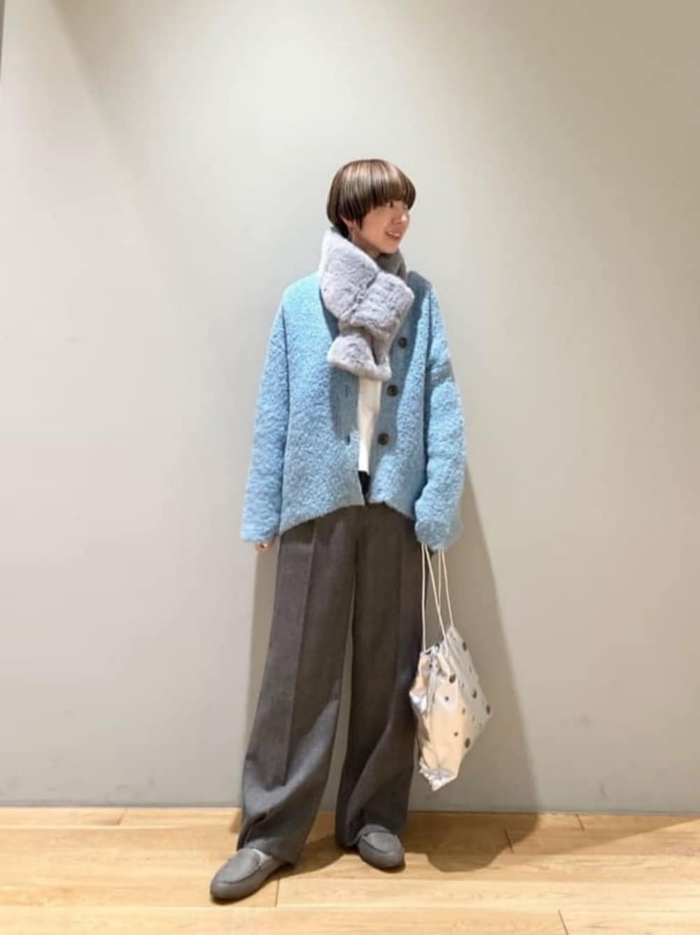 「トレンド、リラックス、フェミニン、トラベル、骨格ウェーブ、旅行、結論シリーズ、ニーハイフレアパンツ、カジュアル、カーディガン、UAHOLIDAYS、旅コーデ、冬服、冬コーデ、green label relaxing」｜「green label relaxingのスライド タイ ネックレス（ネックレス、シルバー系）」を使った、藤田（fujita）さん（レディース・157cm）の冬コーディネートの1枚目の写真
