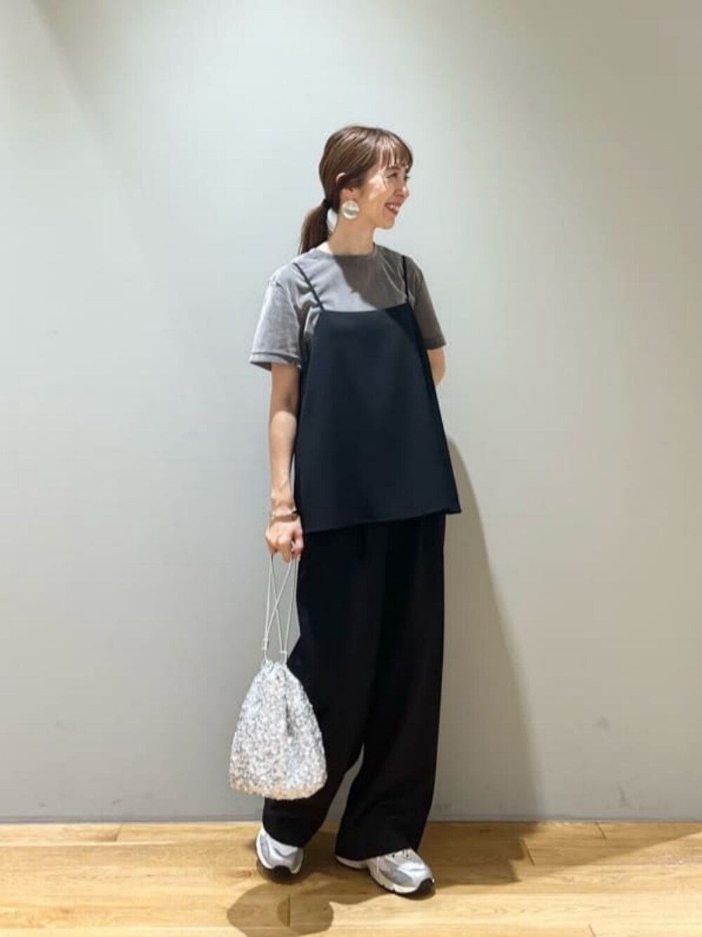 「トレンド、リラックス、フェミニン、トラベル、骨格ウェーブ、オールインワン、スニーカー、GLRスタッフが履くNew Balance、夏服、旅するグリーンレーベル、旅行、旅コーデ、夏コーデ、green label relaxing」｜「green label relaxingのメタルバー ブレスレット（バングル/リストバンド、シルバー系）」を使った、藤田（fujita）さん（レディース・157cm）の夏コーディネートの1枚目の写真