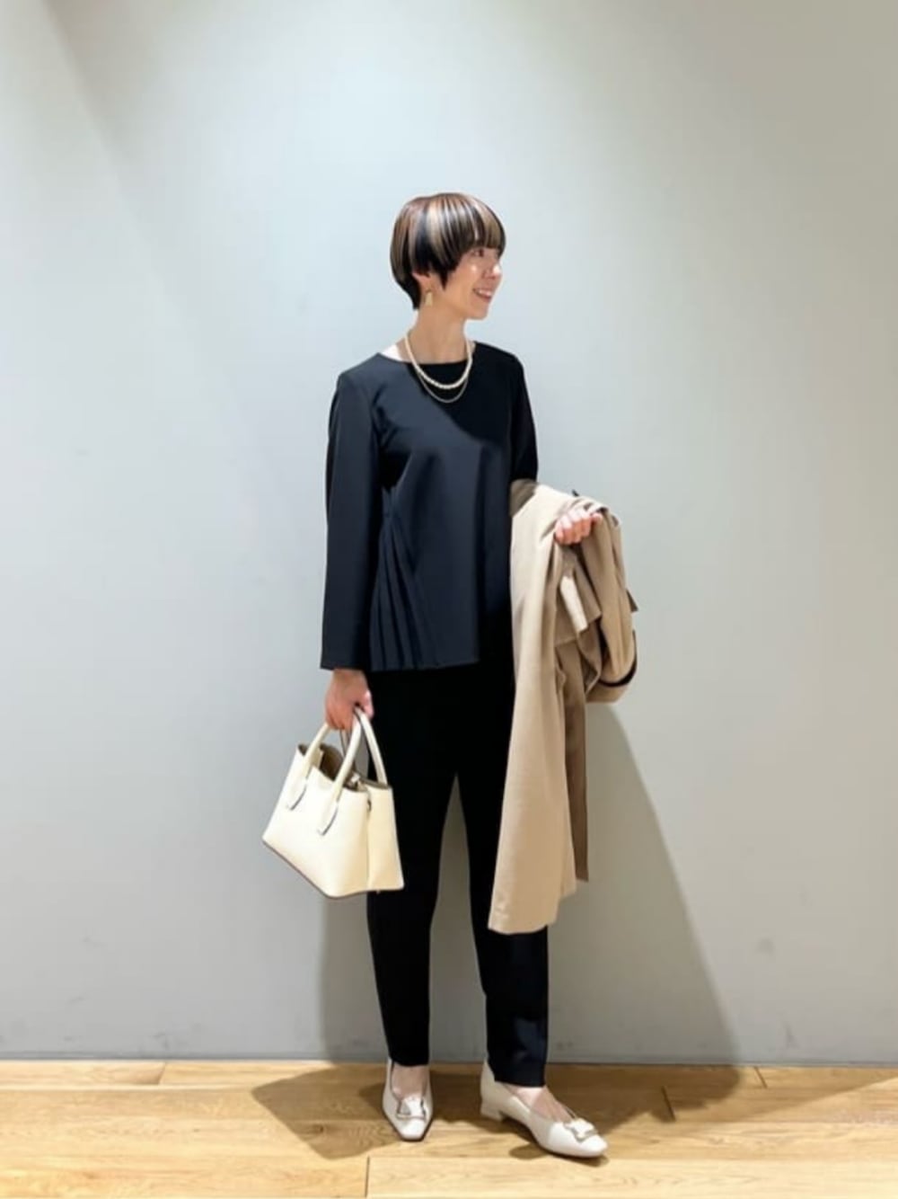 「ベーシック/トラッド、フェミニン、ビジネス、フォーマル、骨格ウェーブ、働くグリーンレーベル、ブラウス、セレモニー、セレモニー服、卒入園、卒業式、卒園式、green label relaxing」｜「green label relaxingのライト トレンチ コート（トレンチコート、ベージュ系）」を使った、藤田（fujita）さん（レディース・157cm）の冬コーディネートの1枚目の写真