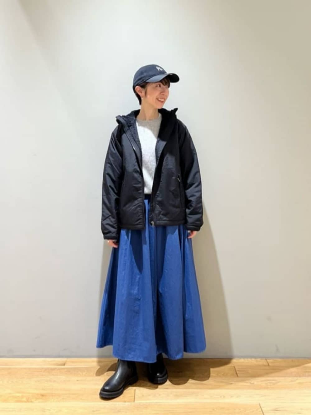 「ストリート、トレンド、アウトドア、トラベル、ニット、骨格ウェーブ、ブーツ、スカート、旅行、秋コーデ、冬コーデ、キャップ、カジュアル、green label relaxing」｜「green label relaxingのストレッチ ショートブーツ（3cmヒール）-撥水-（ブーツ、ブラック系）」を使った、藤田（fujita）さん（レディース・157cm）の冬コーディネートの1枚目の写真