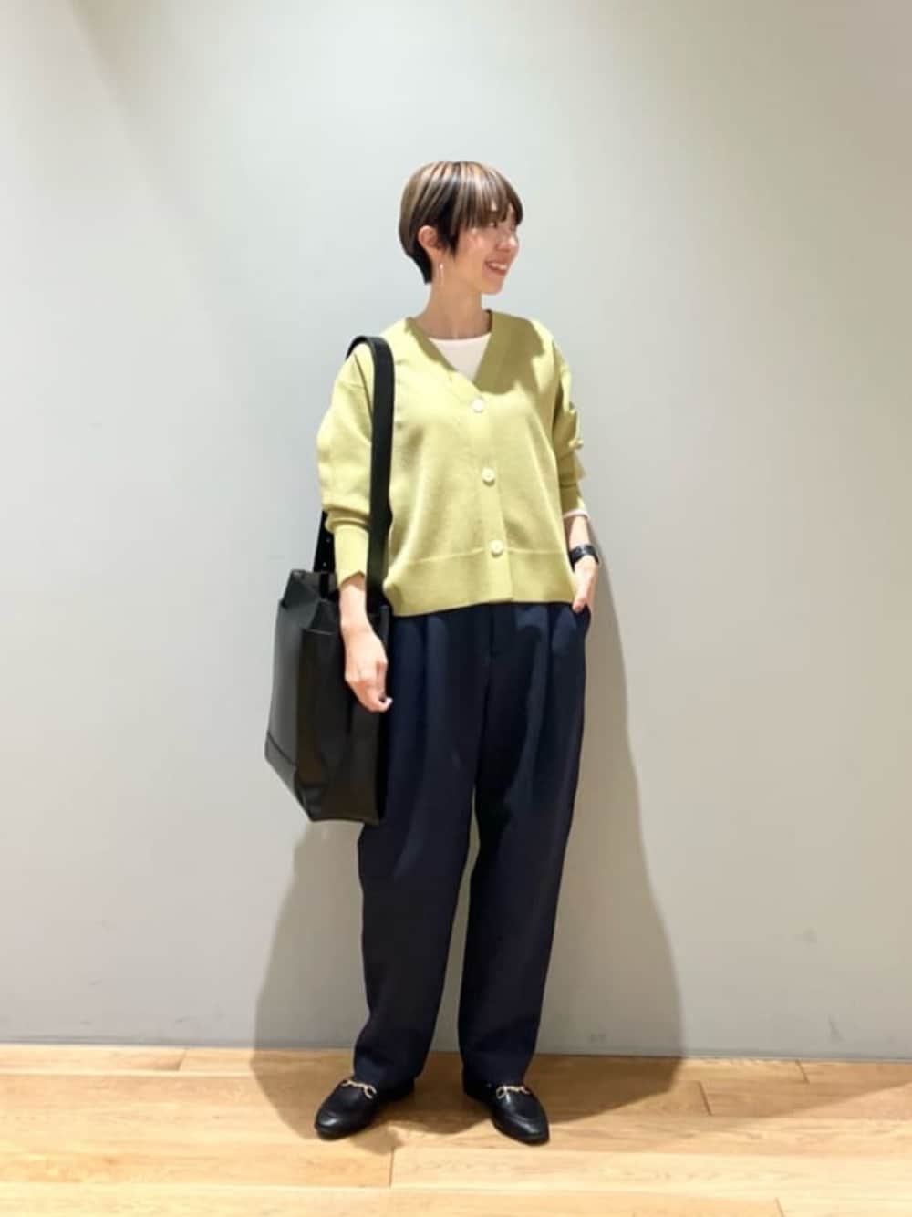 「カーディガン、リラックススタイル、ビジネススタイル、骨格ウェーブ、働くグリーンレーベル、秋服、秋コーデ、green label relaxing、トートバッグ、通勤コーデ」｜「green label relaxingの2WAY ビットローファー -撥水-（ローファー、ブラック系）」を使った、藤田（fujita）さん（レディース・157cm）の秋コーディネートの1枚目の写真