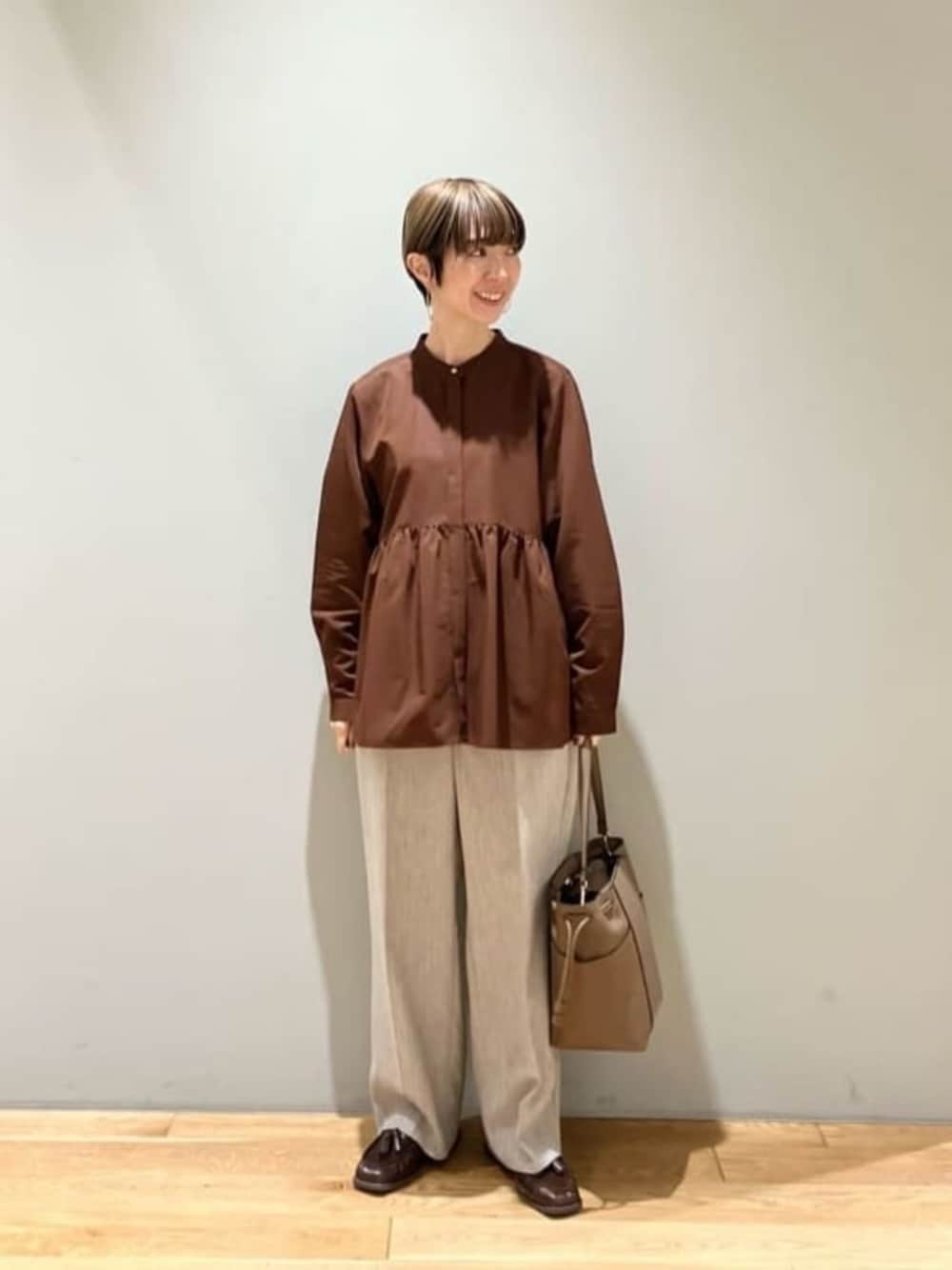 「トレンド、リラックススタイル、フェミニン、ビジネススタイル、骨格ウェーブ、働くグリーンレーベル、ブラウス、秋服、秋コーデ、結論シリーズ、ニーハイフレアパンツ、通勤コーデ」｜「green label relaxingのスタンド ティアード ブラウス（シャツ/ブラウス、ブラウン系）」を使った、藤田（fujita）さん（レディース・157cm）の秋コーディネートの1枚目の写真