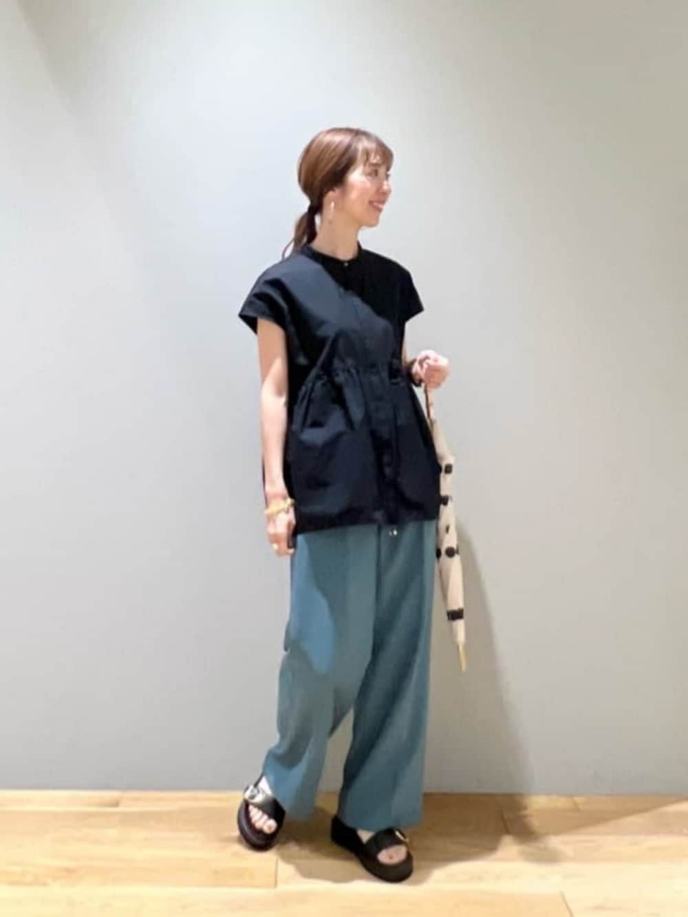 「トレンド、リラックス、フェミニン、ビジネス、トラベル、骨格ウェーブ、働くグリーンレーベル、サンダル、夏服、ブラウス、旅するグリーンレーベル、夏コーデ、雨の日コーデ、結論シリーズ、ニーハイフレアパンツ」｜「green label relaxingのペプラム ＆ 袖 ボリューム フレンチ スリーブ ブラウス（シャツ/ブラウス、ブラック系）」を使った、藤田（fujita）さん（レディース・157cm）の夏コーディネートの1枚目の写真