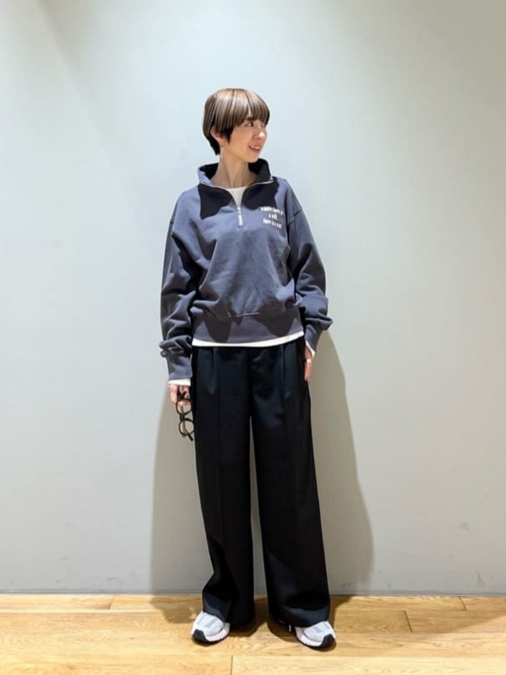「トレンド、リラックス、スニーカー、GLRスタッフが履くNew Balance、スウェット、骨格ウェーブ、結論シリーズ、シークレットスラックス、秋服、秋コーデ、green label relaxing」｜「green label relaxingのクラウンパントフルリム クリアレンズ / メガネ（メガネ、ブラック系）」を使った、藤田（fujita）さん（レディース・157cm）の秋コーディネートの1枚目の写真