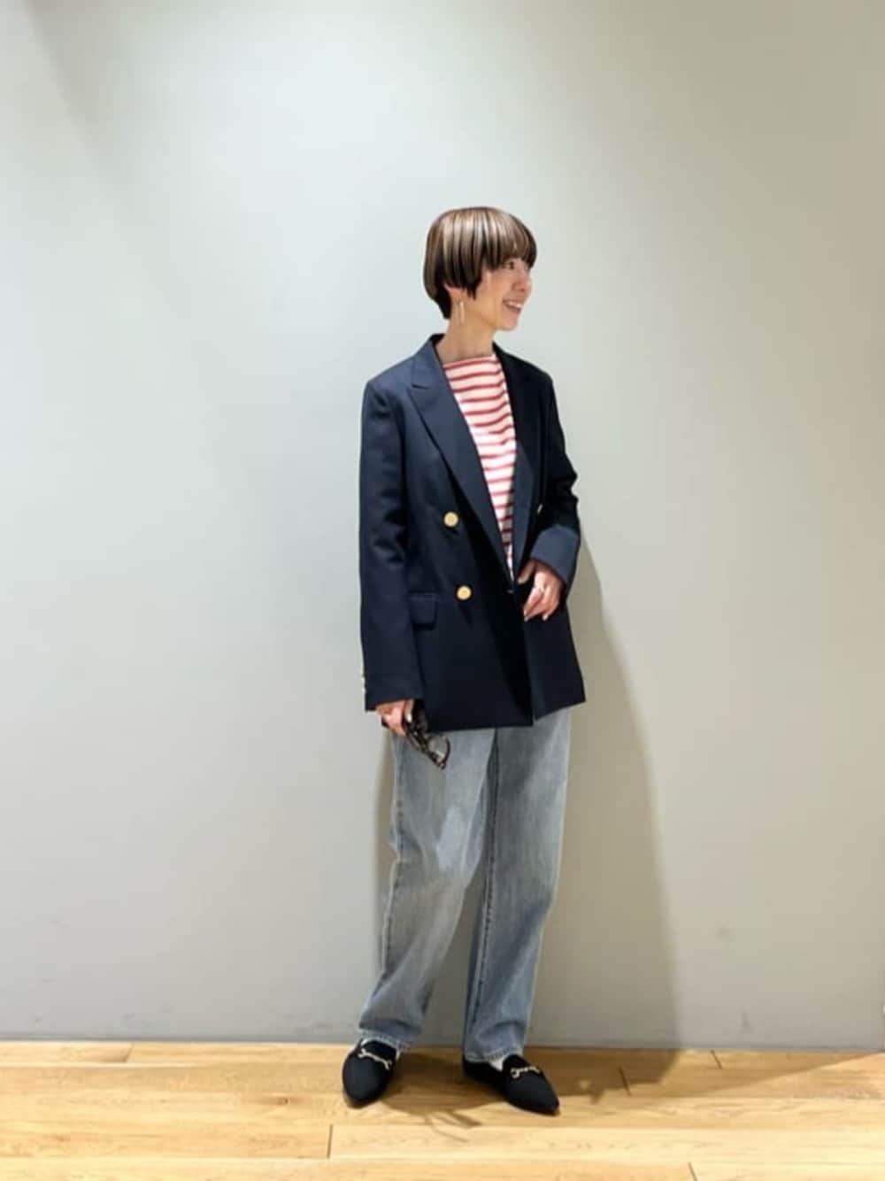 「ベーシック/トラッド、ジャケット、トレンド、骨格ウェーブ、デニム、春服、春コーデ、カジュアル」｜「green label relaxingのクラウンパントフルリム クリアレンズ / メガネ（メガネ、ブラウン系）」を使った、藤田（fujita）さん（レディース・157cm）の冬コーディネートの1枚目の写真
