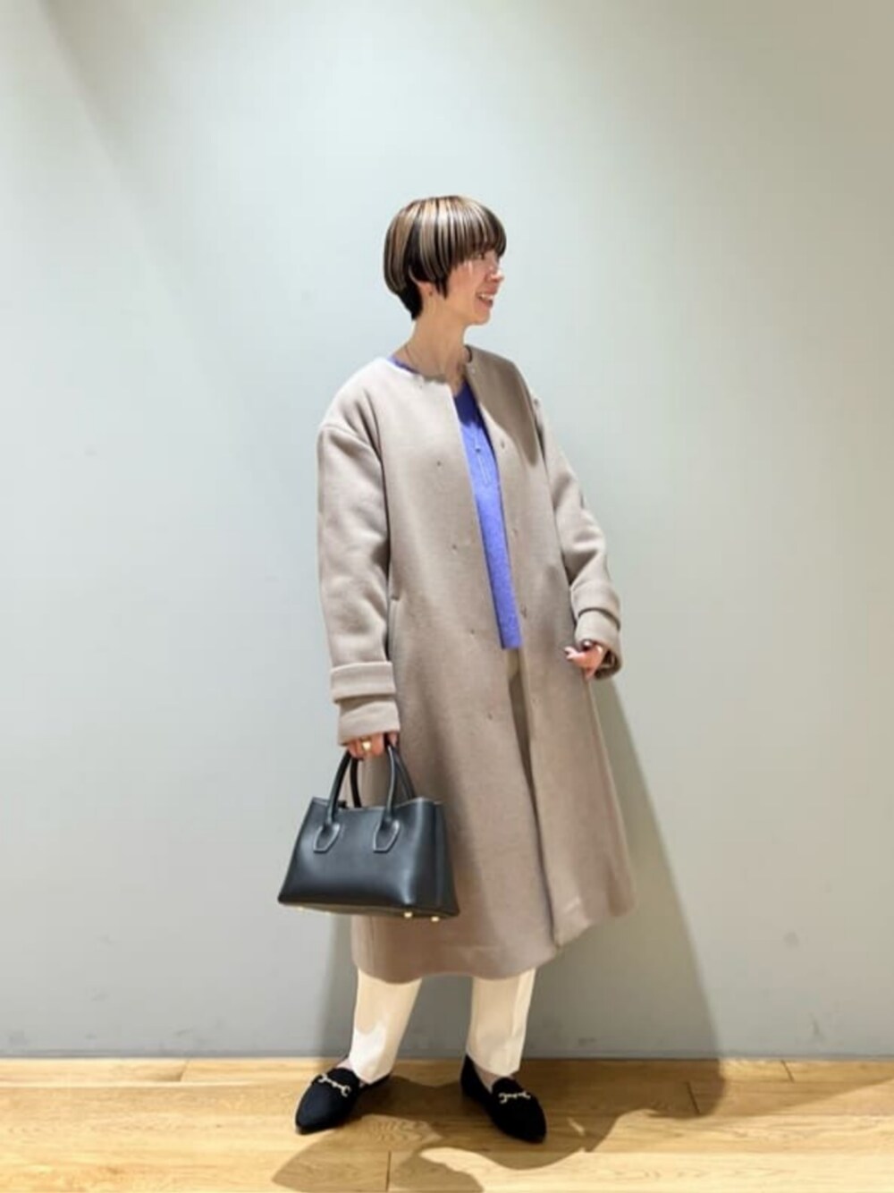 「ビジネス、ニット、骨格ウェーブ、働くグリーンレーベル、秋服、冬服、コート、秋コーデ、冬コーデ、キチントボトムス、通勤コーデ、通勤、green label relaxing」｜「MARCO BIANCHINIの＜MARCO BIANCHINI＞ ボックス ボストン 2WAY バッグ 2（ショルダーバッグ、ブラック系）」を使った、藤田（fujita）さん（レディース・157cm）の冬コーディネートの1枚目の写真