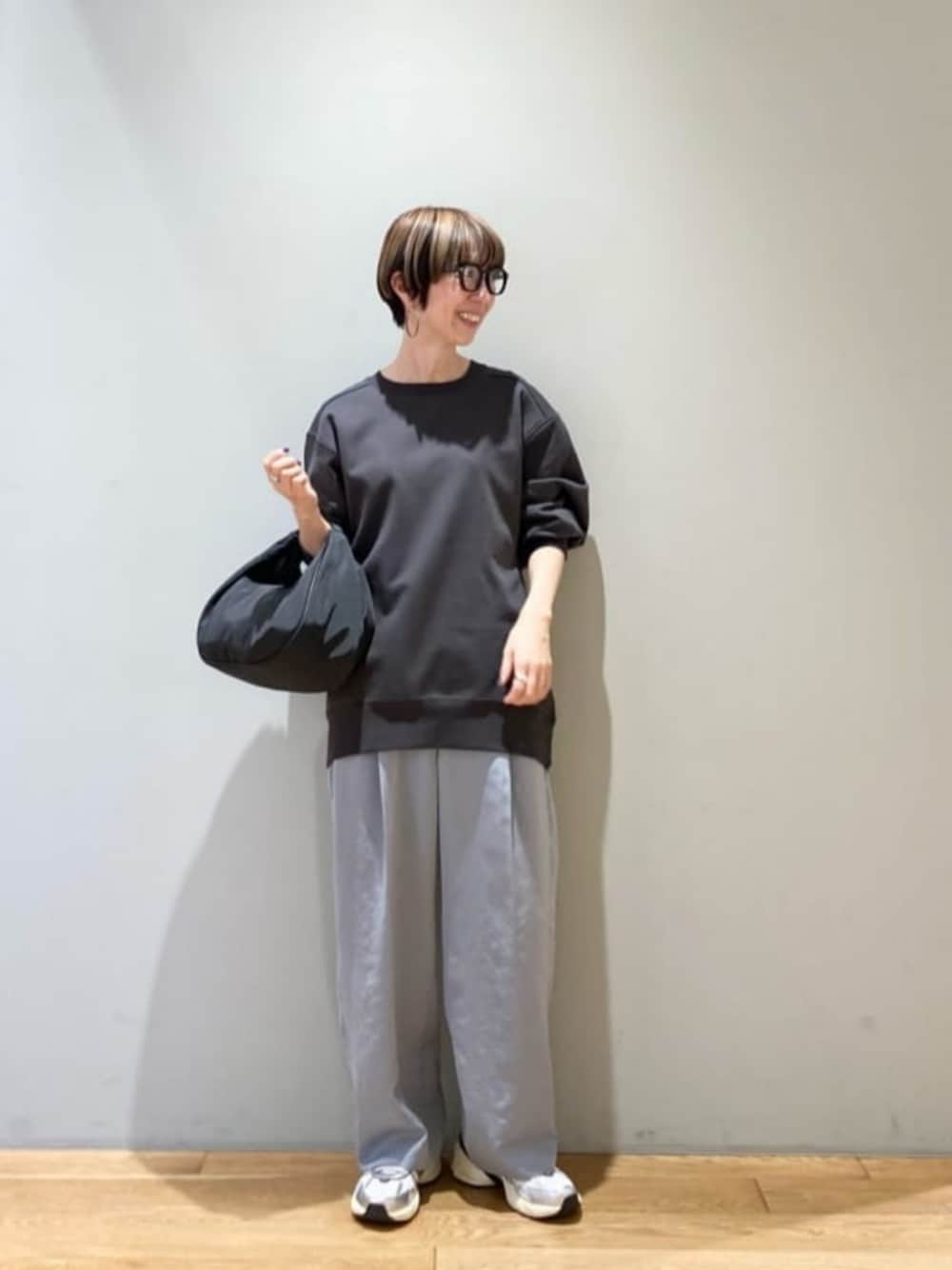 「トレンド、リラックス、トラベル、骨格ウェーブ、スウェット、秋服、冬服、旅行、秋コーデ、冬コーデ、カジュアル、green label relaxing」｜「green label relaxingのクラウンパントフルリム クリアレンズ / メガネ（メガネ、ブラック系）」を使った、藤田（fujita）さん（レディース・157cm）の冬コーディネートの1枚目の写真