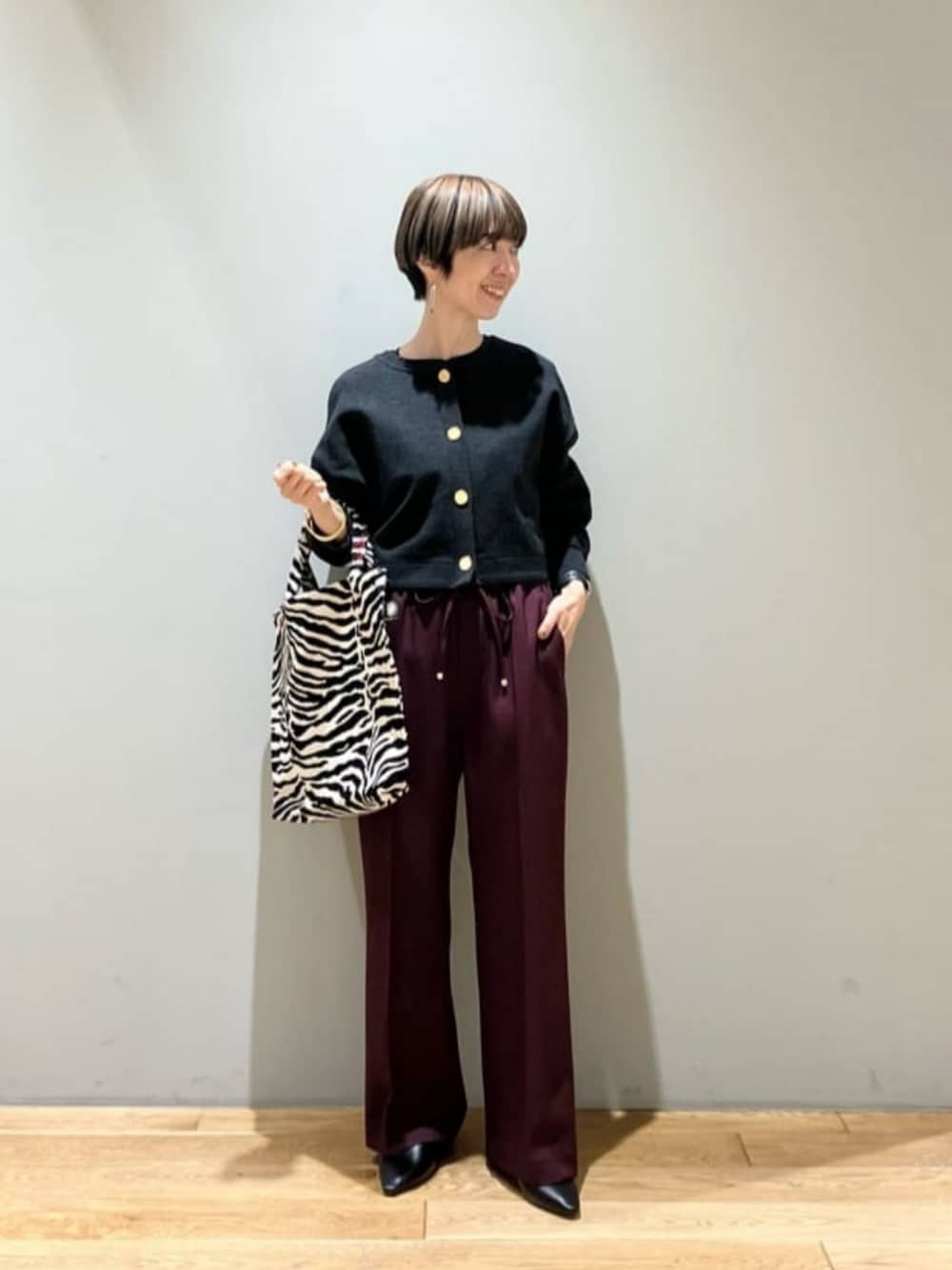 「カーディガン、トレンド、リラックス、フェミニン、トラベル、骨格ウェーブ、旅行、トートバッグ、結論シリーズ、ニーハイフレアパンツ、秋服、秋コーデ、green label relaxing」｜「BINDUの【別注】＜BINDU＞CHENILLE トートバッグ（トートバッグ、ブラック系）」を使った、藤田（fujita）さん（レディース・157cm）の秋コーディネートの1枚目の写真