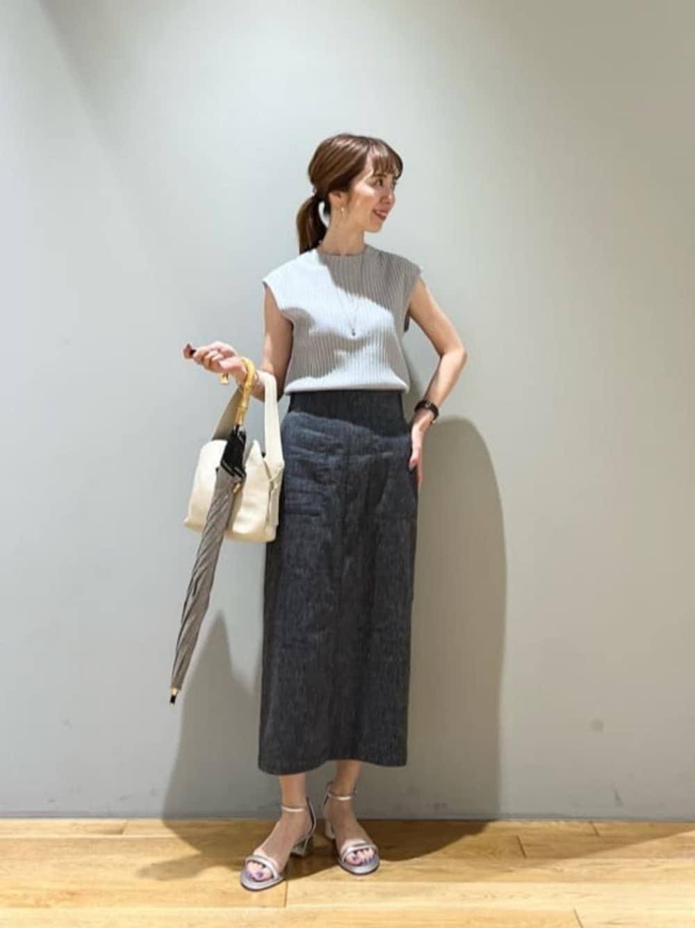 「フェミニン、ビジネス、骨格ウェーブ、働くグリーンレーベル、サマーニット、スカート、サンダル、夏服、夏コーデ、きれいめカジュアル、green label relaxing」｜「green label relaxingのCS ドロップメタル スライドネックレス（ネックレス、シルバー系）」を使った、藤田（fujita）さん（レディース・157cm）の夏コーディネートの1枚目の写真