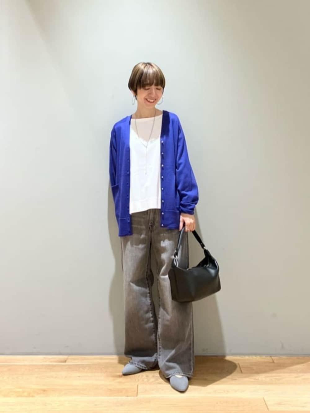 「カーディガン、リラックススタイル、トラベル /リゾート、骨格ウェーブ、デニム、秋服、旅行、秋コーデ、green label relaxing、カジュアル」｜「green label relaxingのEVERY エブリィ ニット Vネック カーディガン -ウォッシャブル-（カーディガン/ボレロ、ブルー系）」を使った、藤田（fujita）さん（レディース・157cm）の秋コーディネートの1枚目の写真