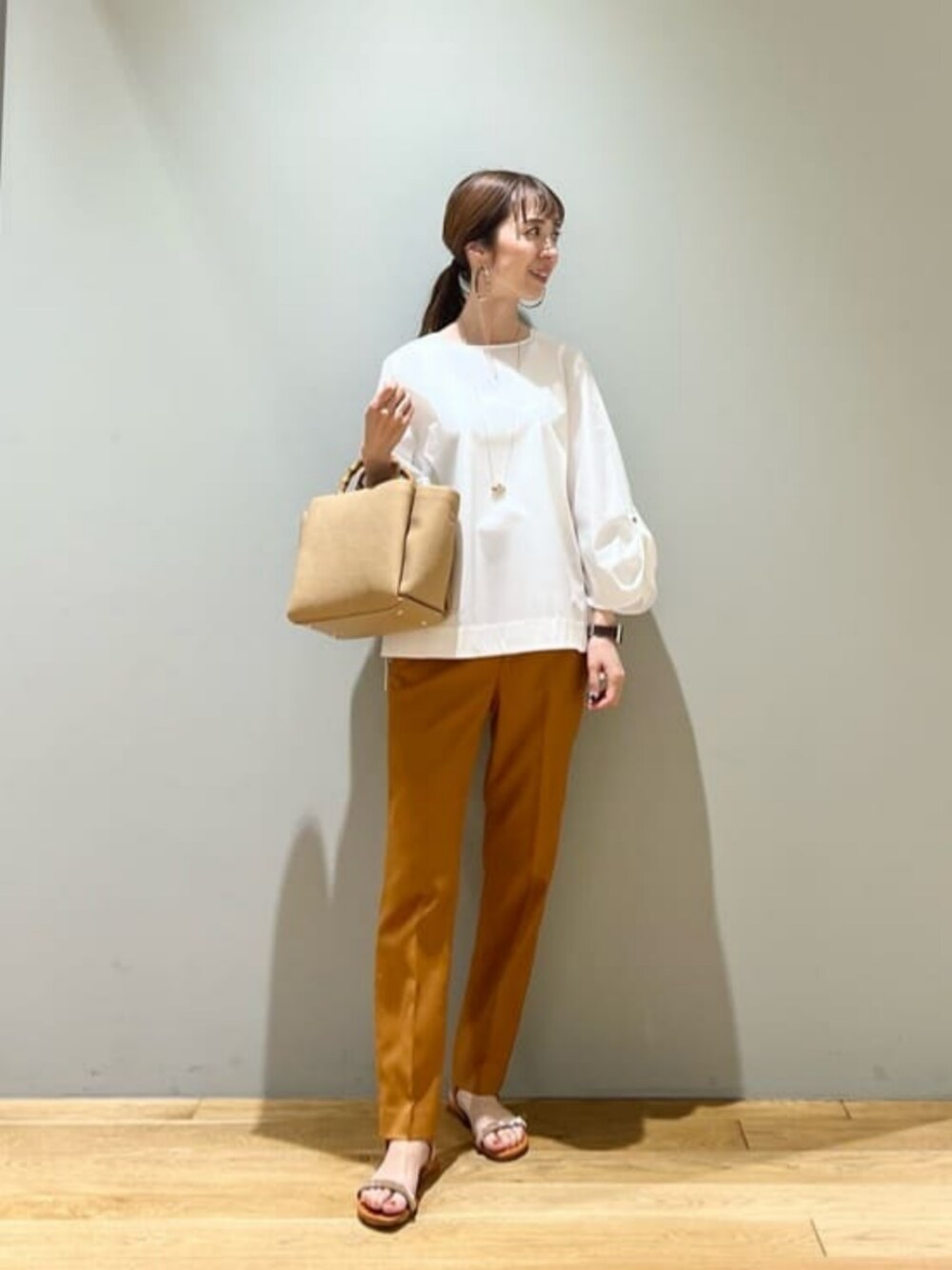 「トレンド、リラックス、ビジネス、グリーンレーベルのポケット付きお仕事服、骨格ウェーブ、働くグリーンレーベル、サンダル、春服、夏服、ブラウス、春コーデ、夏コーデ」｜「green label relaxingのタック ボリュームスリーブ ブラウス -マシンウォッシャブル・接触冷感-（シャツ/ブラウス、ホワイト系）」を使った、藤田（fujita）さん（レディース・157cm）の春コーディネートの1枚目の写真