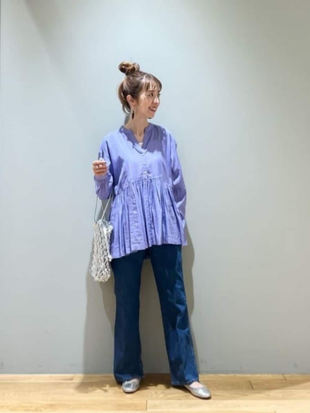 「リラックス、フェミニン、トラベル、骨格ウェーブ、デニム、春服、夏服、ブラウス、旅行、旅コーデ、春コーデ、夏コーデ、結論シリーズ、全方位映えブラウス」｜「green label relaxingの2WAYメッシュ シャイニー トートバッグ（トートバッグ、シルバー系）」を使った、藤田（fujita）さん（レディース・157cm）の夏コーディネートの1枚目の写真