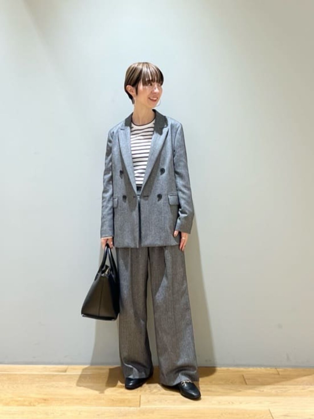 「ベーシック/トラッド、ジャケット、セットアップ、ビジネススタイル、骨格ウェーブ、働くグリーンレーベル、秋服、冬服、冬コーデ、秋コーデ、green label relaxing、通勤コーデ」｜「green label relaxingの2WAY ビットローファー -撥水-（ローファー、ブラック系）」を使った、藤田（fujita）さん（レディース・157cm）の秋コーディネートの1枚目の写真
