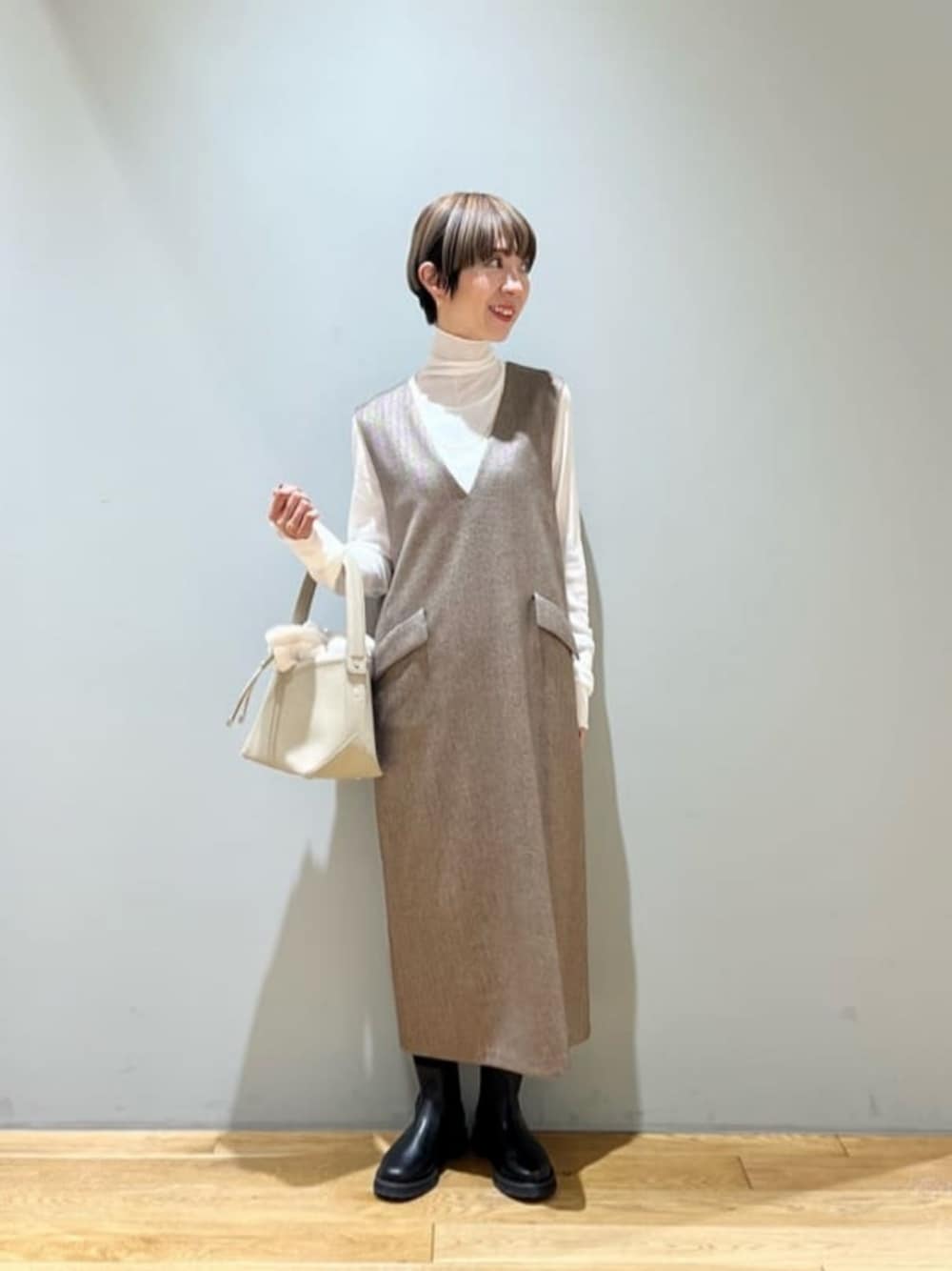 「ワンピース、リラックス、フェミニン、ビジネス、トラベル、骨格ウェーブ、秋服、秋コーデ、green label relaxing」｜「green label relaxingのストレッチ ショートブーツ（3cmヒール）-撥水-（ブーツ、ブラック系）」を使った、藤田（fujita）さん（レディース・157cm）の秋コーディネートの1枚目の写真