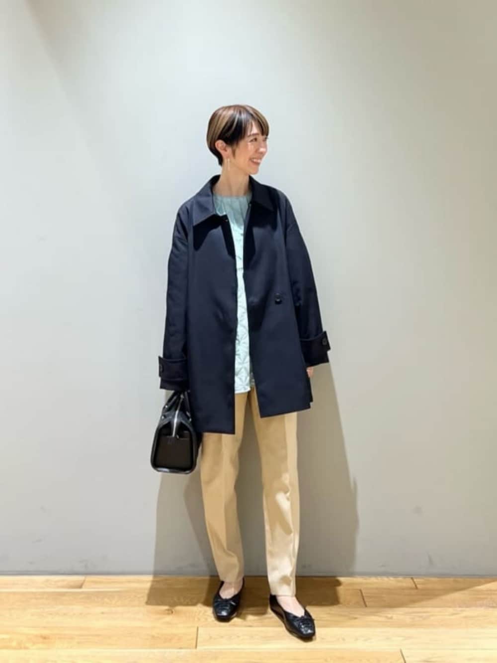 「トレンド、リラックス、フェミニン、ビジネス、骨格ウェーブ、働くグリーンレーベル、春アウター、春服、ブラウス、green label relaxing、キチントボトムス、通勤、通勤コーデ」｜「green label relaxingのテントライン ミドル コート -撥水-（その他アウター、ブルー系）」を使った、藤田（fujita）さん（レディース・157cm）の冬コーディネートの1枚目の写真