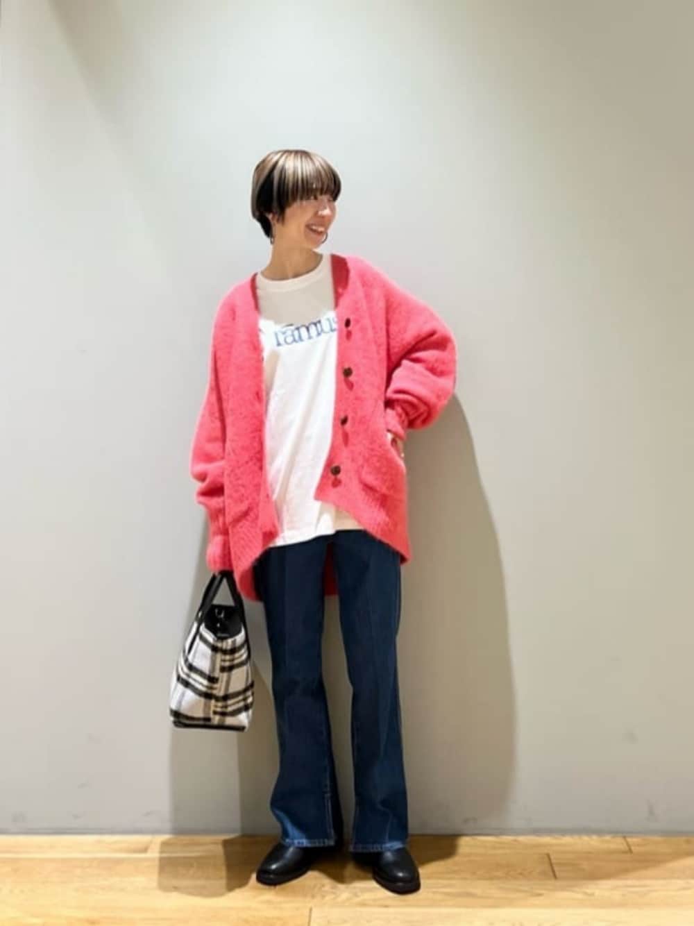「カーディガン、トレンド、リラックス、トラベル、骨格ウェーブ、デニム、秋服、冬服、ショートブーツ、秋コーデ、冬コーデ、トートバッグ、結論シリーズ、すっきりアルパカーデ、green label relaxing」｜「green label relaxingの［ size SHORT / TALLあり ］レディ デニム パンツ（デニムパンツ、ブルー系）」を使った、藤田（fujita）さん（レディース・157cm）の冬コーディネートの1枚目の写真