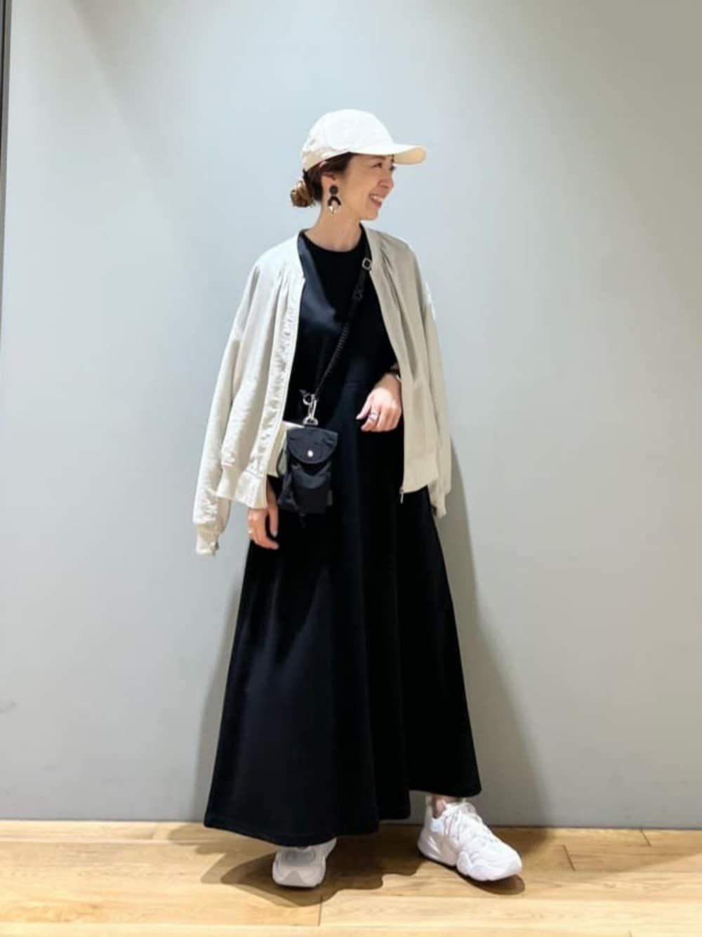 「ワンピース、スニーカー、トレンド、リラックス、アウトドア/アスレジャー、トラベル /リゾート、骨格ウェーブ、春服、夏服、旅するグリーンレーベル」｜「green label relaxingの【別注】＜fellowww＞ スリング 3連 ポーチ（ショルダーバッグ、その他）」を使った、藤田（fujita）さん（レディース・157cm）の春コーディネートの1枚目の写真
