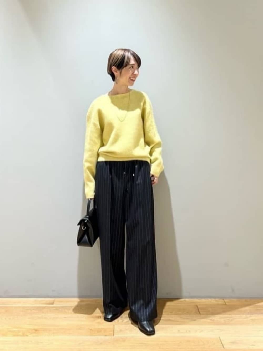 「フェミニン、ビジネス、骨格ウェーブ、通勤、働くグリーンレーベル、ニット、冬服、冬コーデ、ブーツ、ショートブーツ、通勤コーデ、green label relaxing」｜「green label relaxingのFOXブレンド フォルム ドルマン プルオーバー ニット（ニット/セーター、イエロー系）」を使った、藤田（fujita）さん（レディース・157cm）の冬コーディネートの1枚目の写真