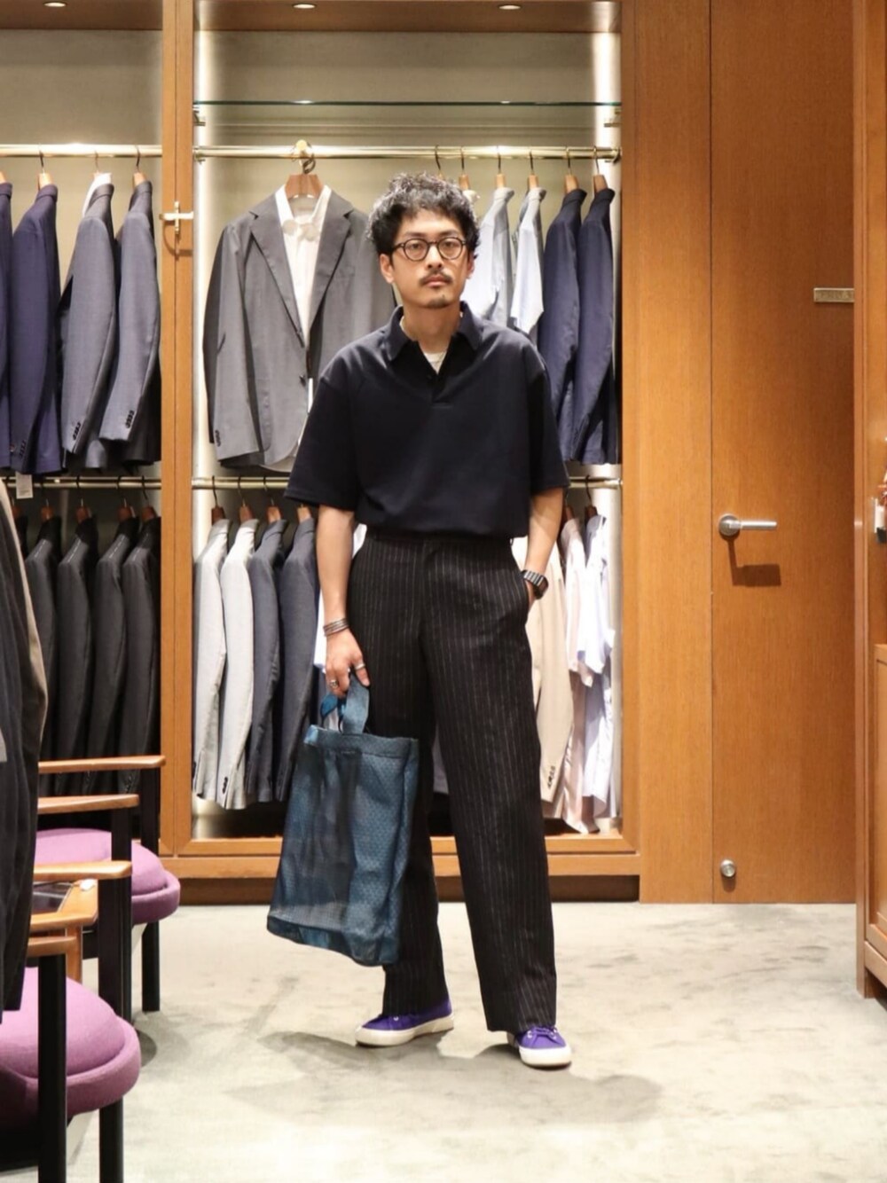 「ベーシック/トラッド、スニーカー、夏服、夏コーデ、トートバッグ、UNITED ARROWS」｜「UNITED ARROWSのトロピカル ストレート パンツ（スラックス、ブルー系）」を使った、HORIKAWA HARUKIさん（メンズ・173cm）の夏コーディネートの1枚目の写真