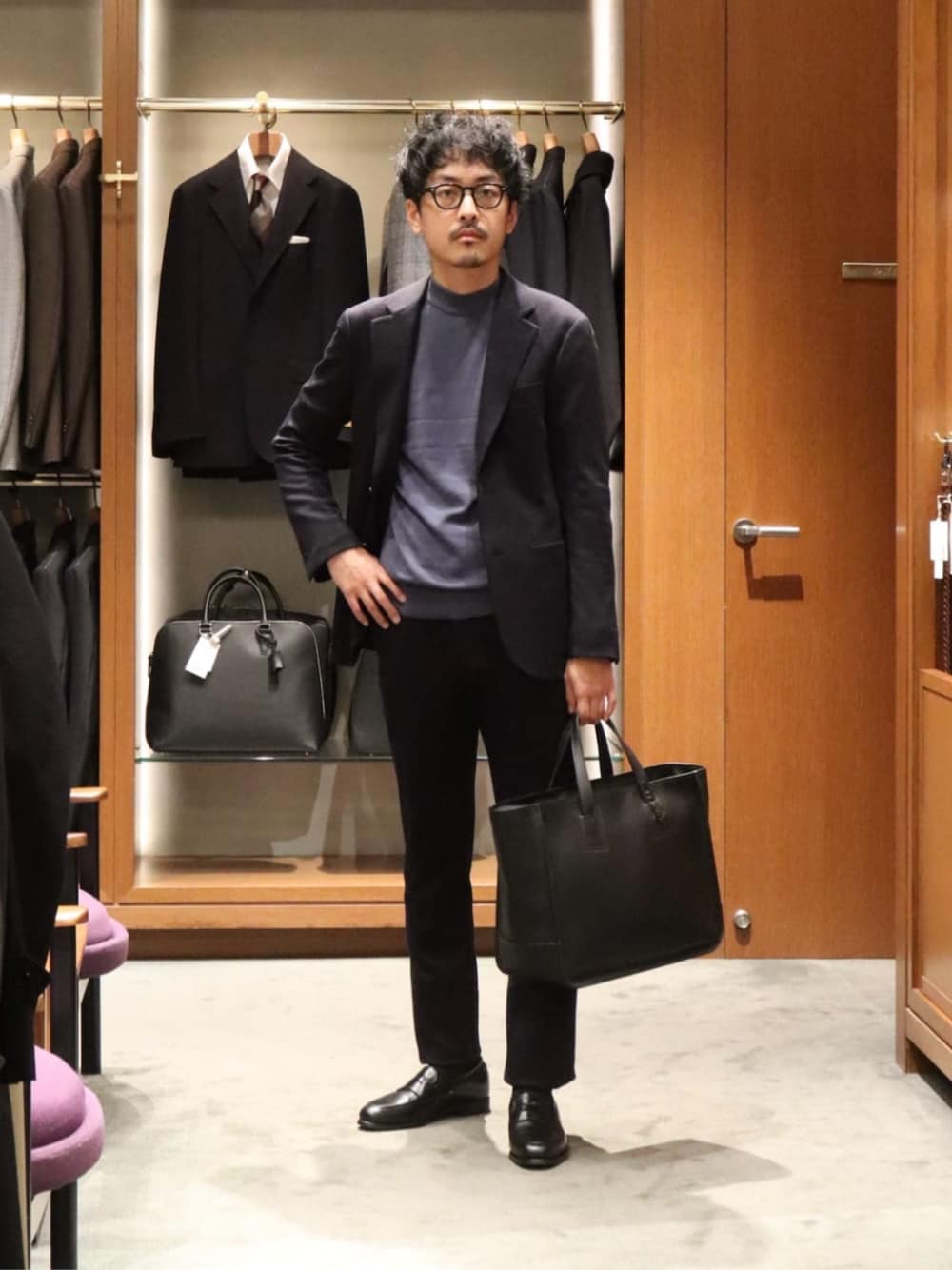 ブルー系のスーツジャケット、ブルー系のスーツパンツ、ブルー系のニット/セーターを着用したメンズの秋コーディネートの1枚目の写真