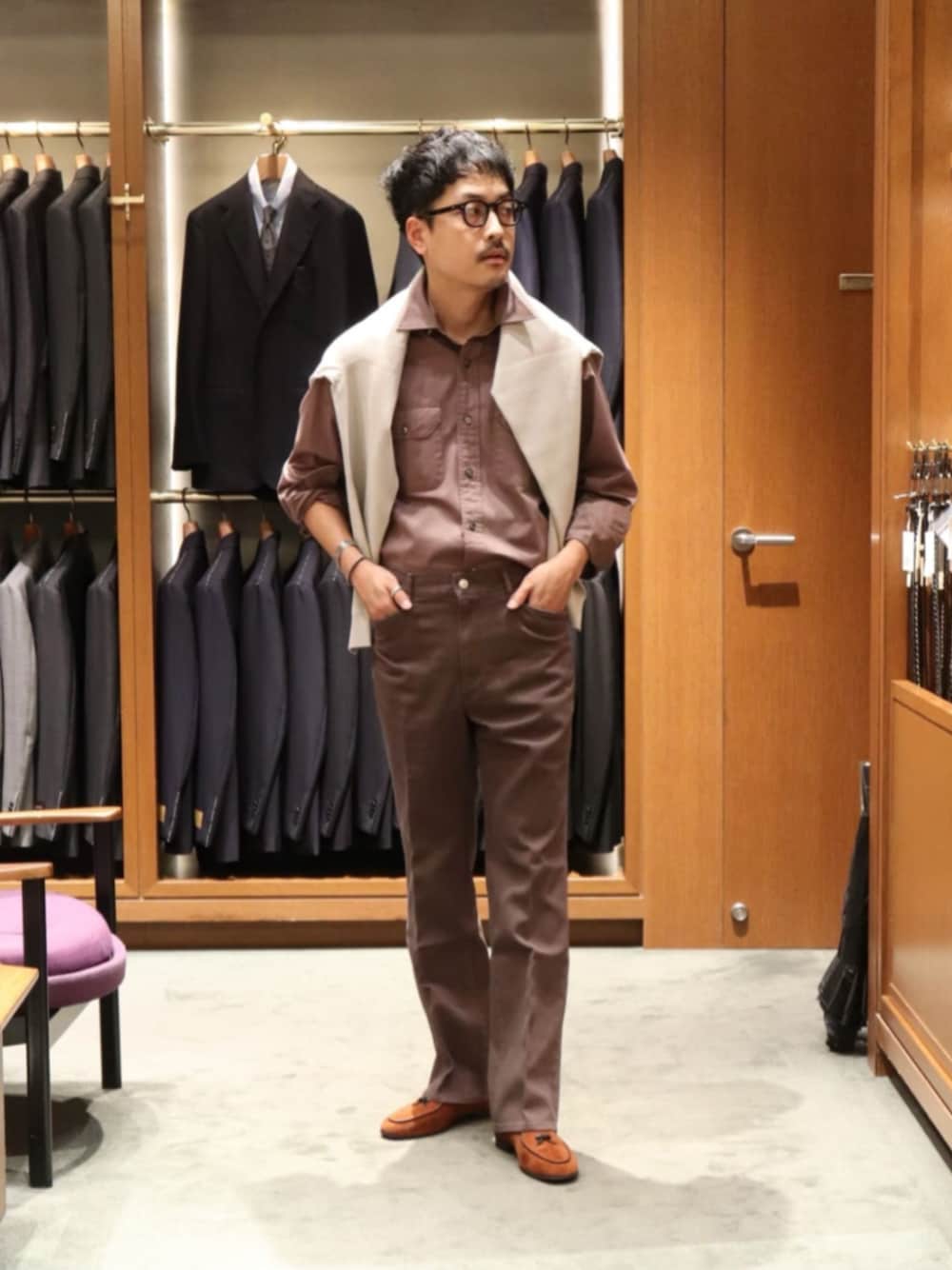 ブラウン系のシャツ/ブラウス、グレー系のその他パンツ、ブラウン系のスリッポンを着用したメンズの秋コーディネートの1枚目の写真