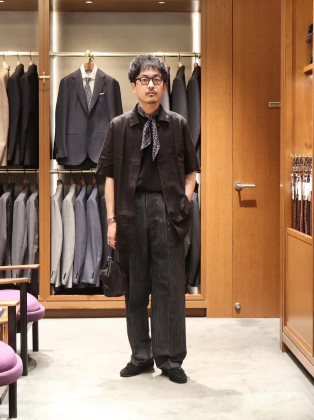 「モード、リラックススタイル、ニット、Tシャツ、夏服、半袖シャツ、リゾートスタイル、旅行、旅コーデ、united arrows、夏コーデ、気温30度以上、気温25度から29度、カジュアル」｜「UNITED ARROWSのスエード シングル モンクストラップ スリッポン（スリッポン、ブラック系）」を使った、HORIKAWA HARUKIさん（メンズ・173cm）の春コーディネートの1枚目の写真