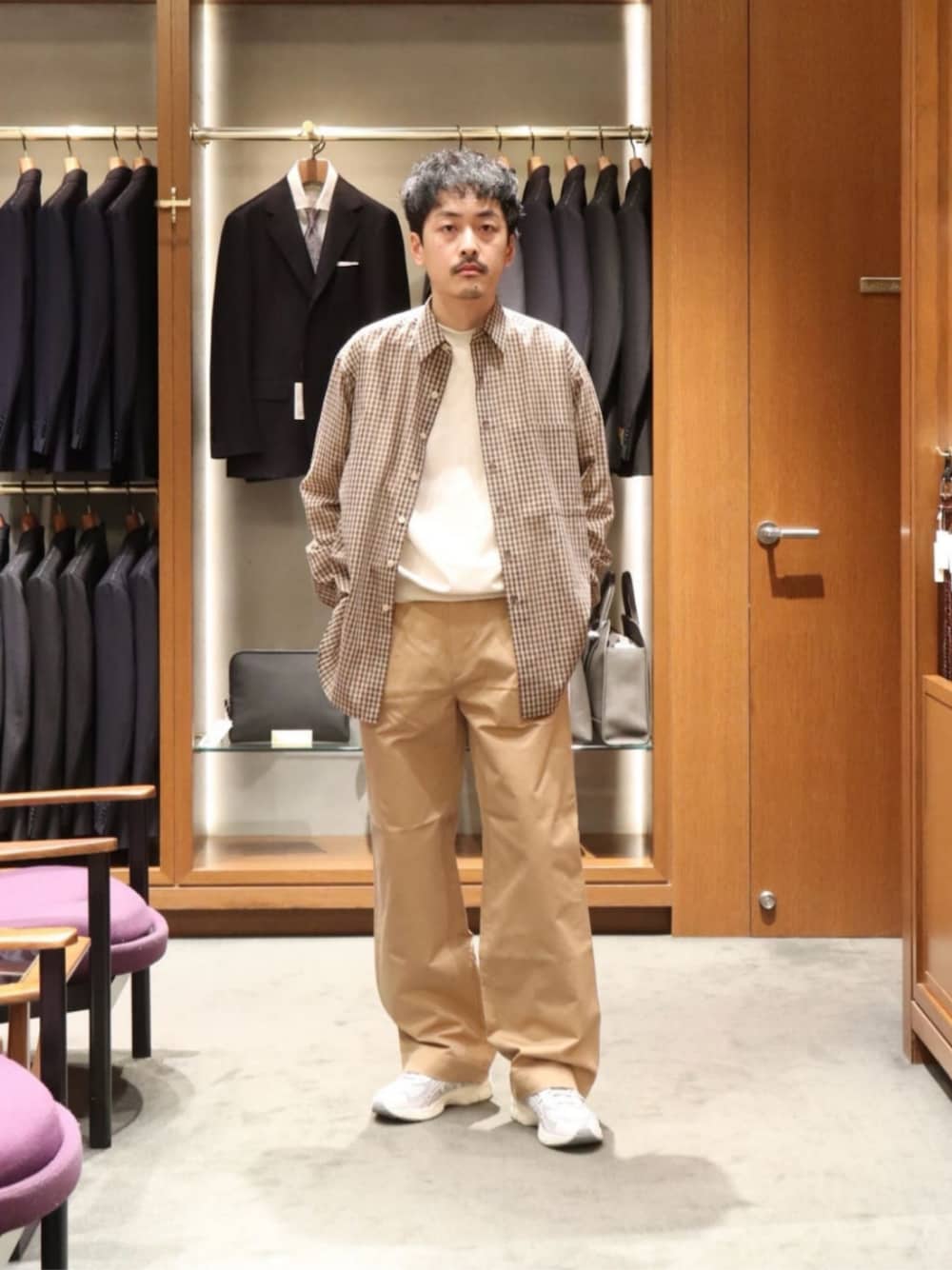 「トレンド、リラックス、シャツ、春服、春コーデ、スウェット、UNITED ARROWS、カジュアル、スニーカー」｜「UNITED ARROWSのピーチスキン クルーネック スウェット（スウェット、ベージュ系）」を使った、HORIKAWA HARUKIさん（メンズ・173cm）の冬コーディネートの1枚目の写真