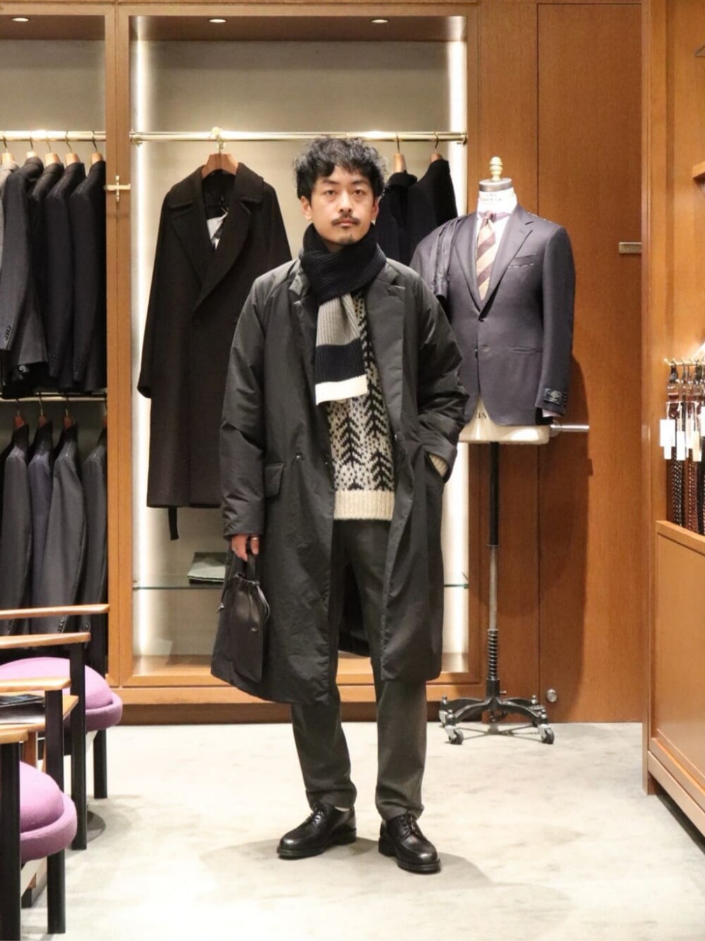 ブラック系のダウンジャケット/コート、グレー系のその他パンツ、ブルー系のマフラーを着用したメンズの冬コーディネートの1枚目の写真