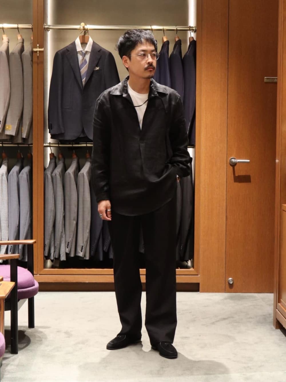 ホワイト系のTシャツ/カットソー、ブラック系のスラックス、ブラック系のドレスシューズを着用したメンズの夏コーディネートの1枚目の写真