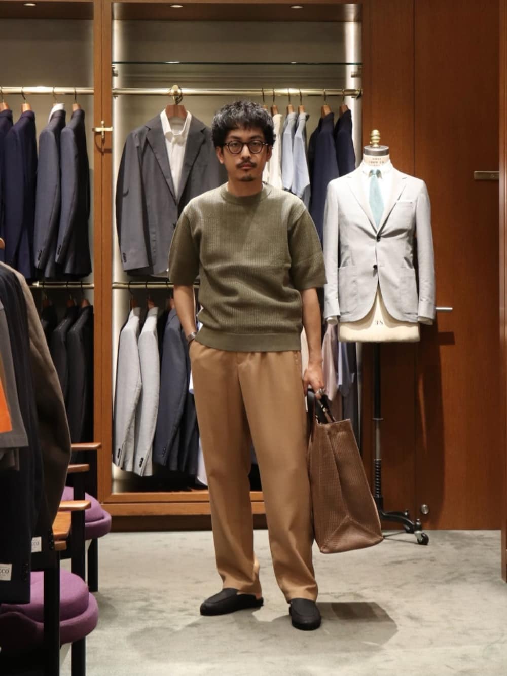 ベージュ系のその他パンツ、ブラック系のサンダル、ベージュ系のトートバッグを着用したメンズの夏コーディネートの1枚目の写真