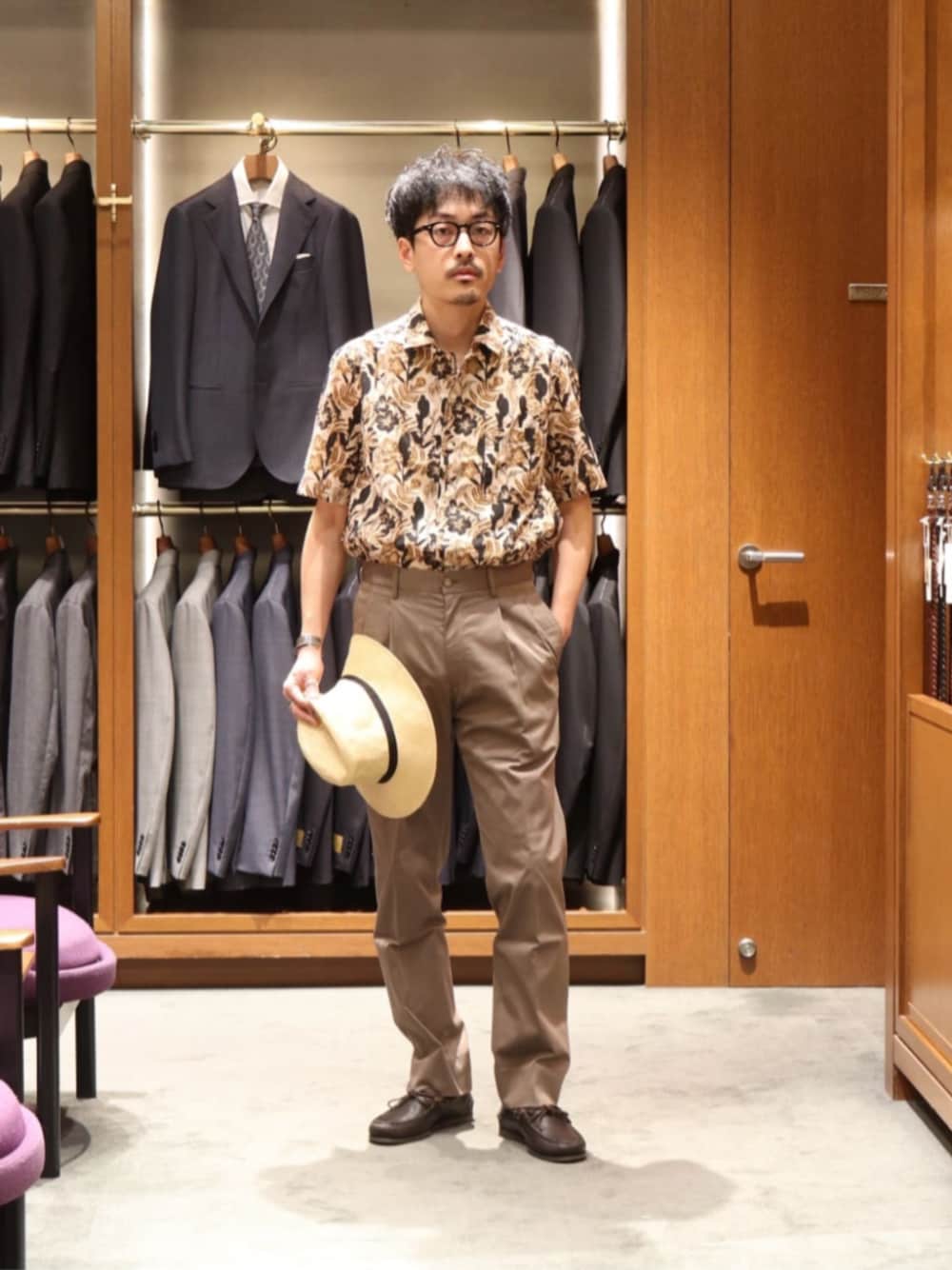 「ベーシック/トラッド、トラベル /リゾート、ハット、春服、半袖シャツ、紫外線対策、リゾートスタイル、旅行、旅コーデ、united arrows、春コーデ、気温30度以上、気温25度から29度、カジュアル」｜「G.H.BASSの【別注】＜G.H.BASS for District＞ グレインレザー キャンプモックシューズ（モカシン/デッキシューズ、ブラウン系）」を使った、HORIKAWA HARUKIさん（メンズ・173cm）の春コーディネートの1枚目の写真