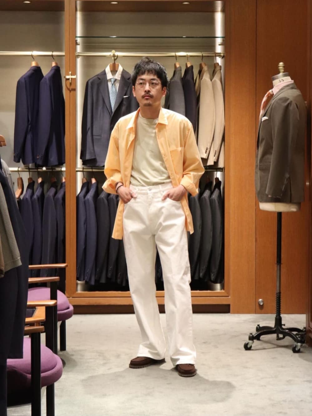 「トレンド、リラックススタイル、デニム、シャツスタイル、united arrows」｜「UNITED ARROWSの4シーズン ポプリン レギュラーカラーシャツ（シャツ/ブラウス、オレンジ系）」を使った、HORIKAWA HARUKIさん（メンズ・173cm）の春コーディネートの1枚目の写真