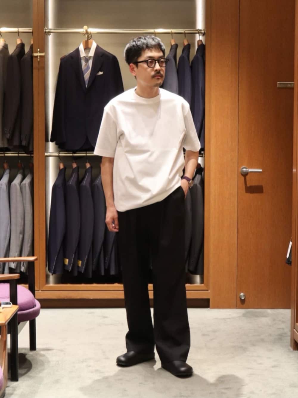 ブラック系のスラックス、ブラック系のサンダル、ホワイト系のTシャツ/カットソーを着用したメンズの夏コーディネートの1枚目の写真