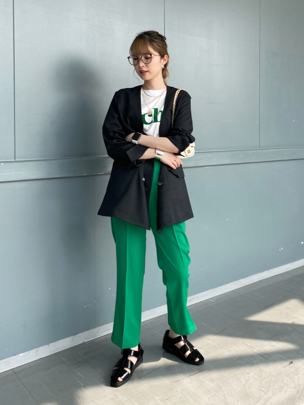 ホワイト系のTシャツ/カットソー、グレー系のノーカラージャケット、グリーン系のその他パンツを着用したレディースの春コーディネートの1枚目の写真