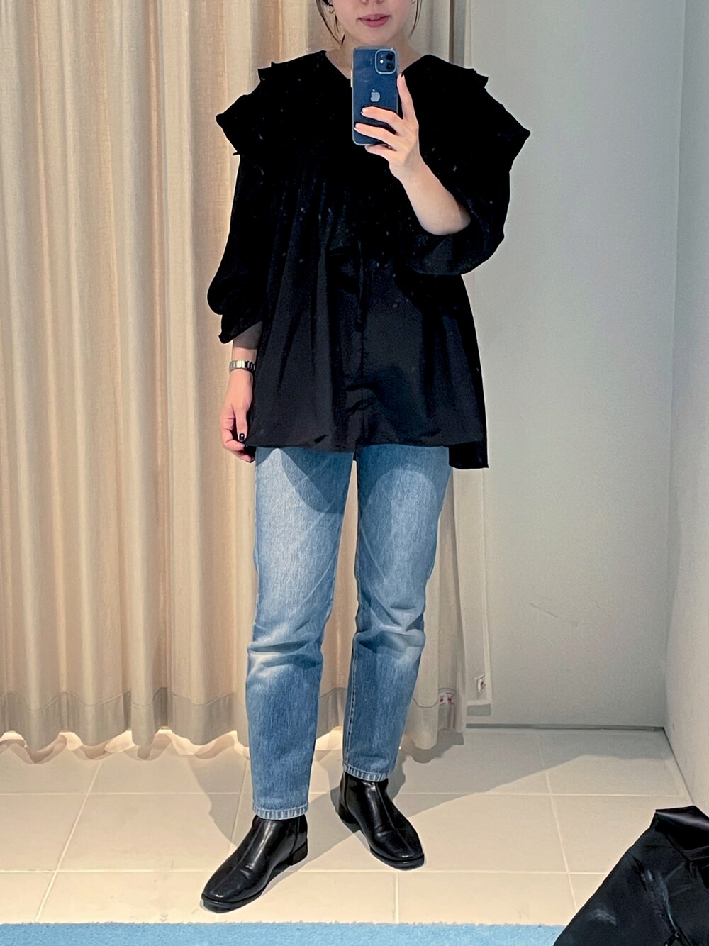「リーバイス、Levi's、デニム、HEYUMM、フリルブラウス、SENSEOFPLACE、ストレッチブーツ」｜「HEYUMMのHEYUMM　ラッフルフリルブラウス（シャツ/ブラウス、ブラック系）」を使った、lisaasilさん（レディース・160cm）の秋コーディネートの1枚目の写真