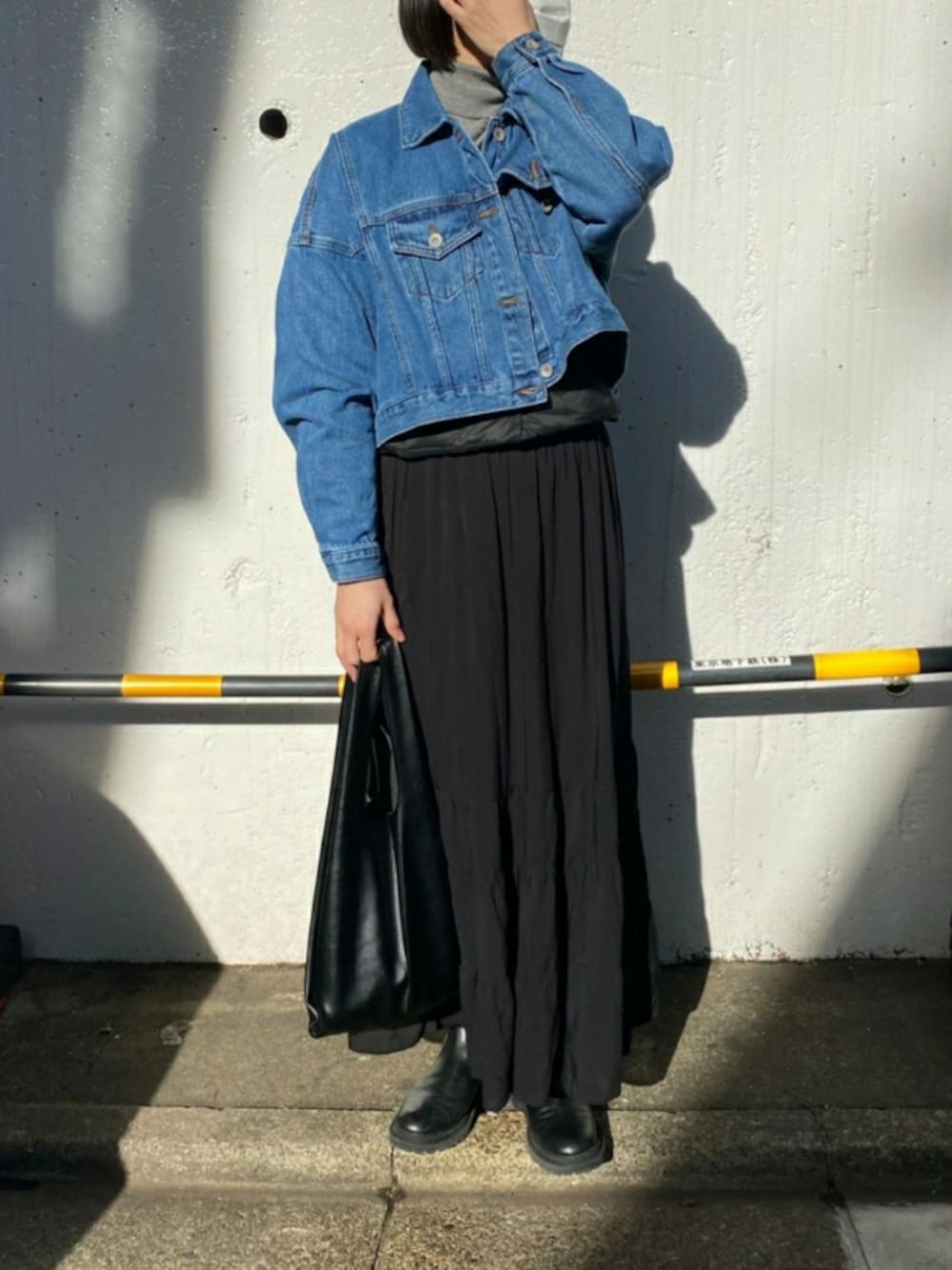 「デニムジャケット、ティアード、TAION、SENSEOFPLACE、UNIQLO、タートルネック、Cartier」｜「SENSE OF PLACE by URBAN RESEARCHのティアードスカート（スカート、ブラック系）」を使った、lisaasilさん（レディース・160cm）の冬コーディネートの1枚目の写真