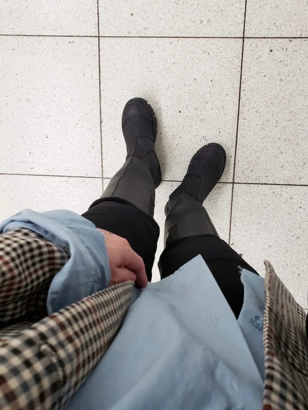 「GANNI、ロングブーツ、古着、チェックジャケット、ジャケット」｜「GANNIのGANNI Recycled Rubber ロングブーツ（ブーツ、ブラック系）」を使った、lisaasilさん（レディース・160cm）の夏コーディネートの1枚目の写真