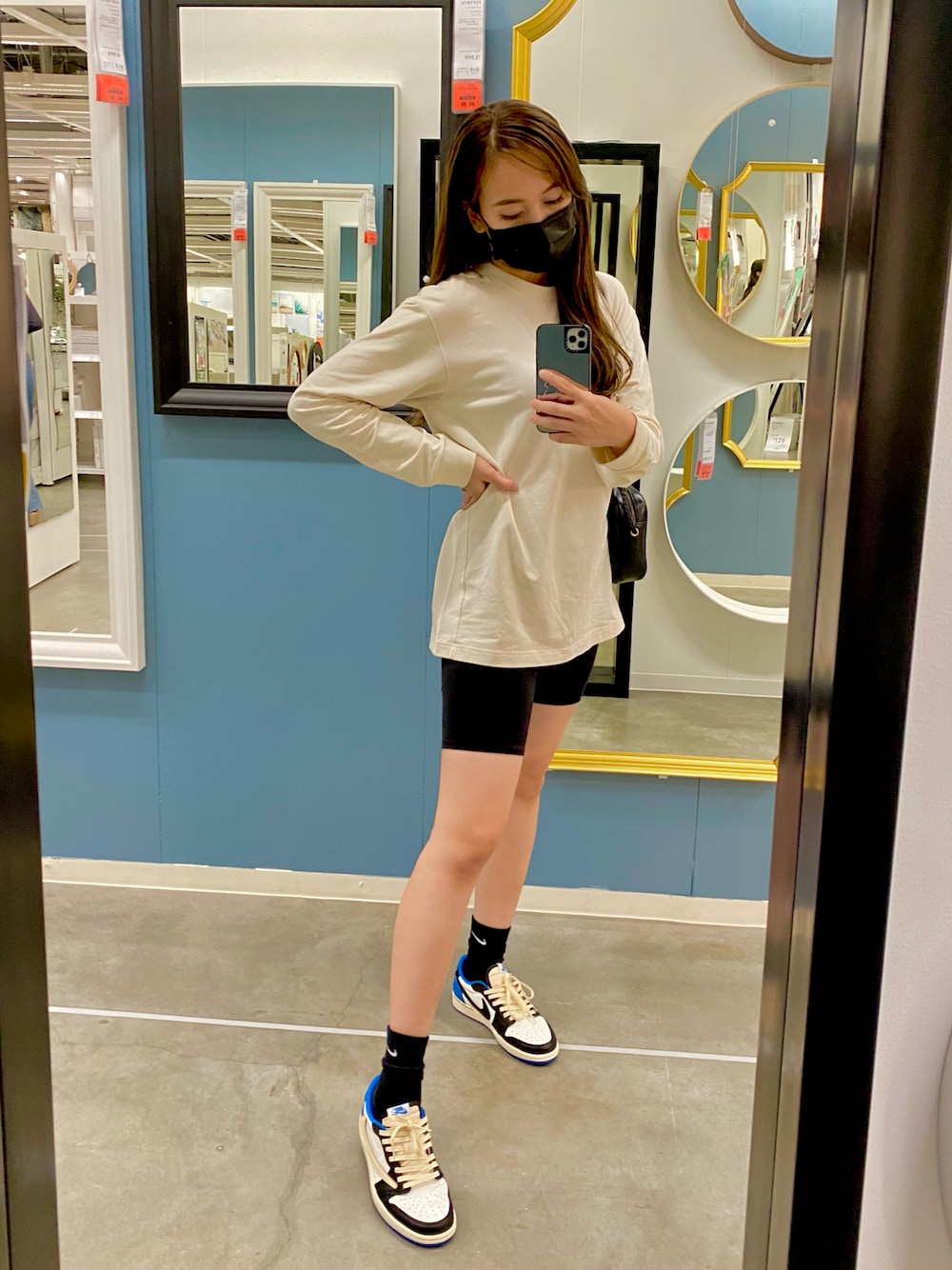 「IKEA、jordan1、Jordan、travisscott、fragmentdesign」｜「NIKEのアイテム（ソックス/靴下、ブラック系）」を使った、Mさん（レディース・168cm）の秋コーディネートの1枚目の写真